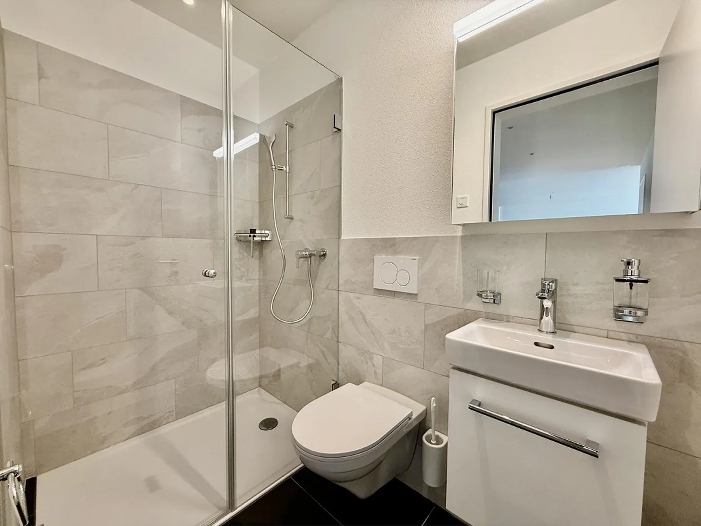 New apartment in a green oasis with a view - Photo 4 of 8