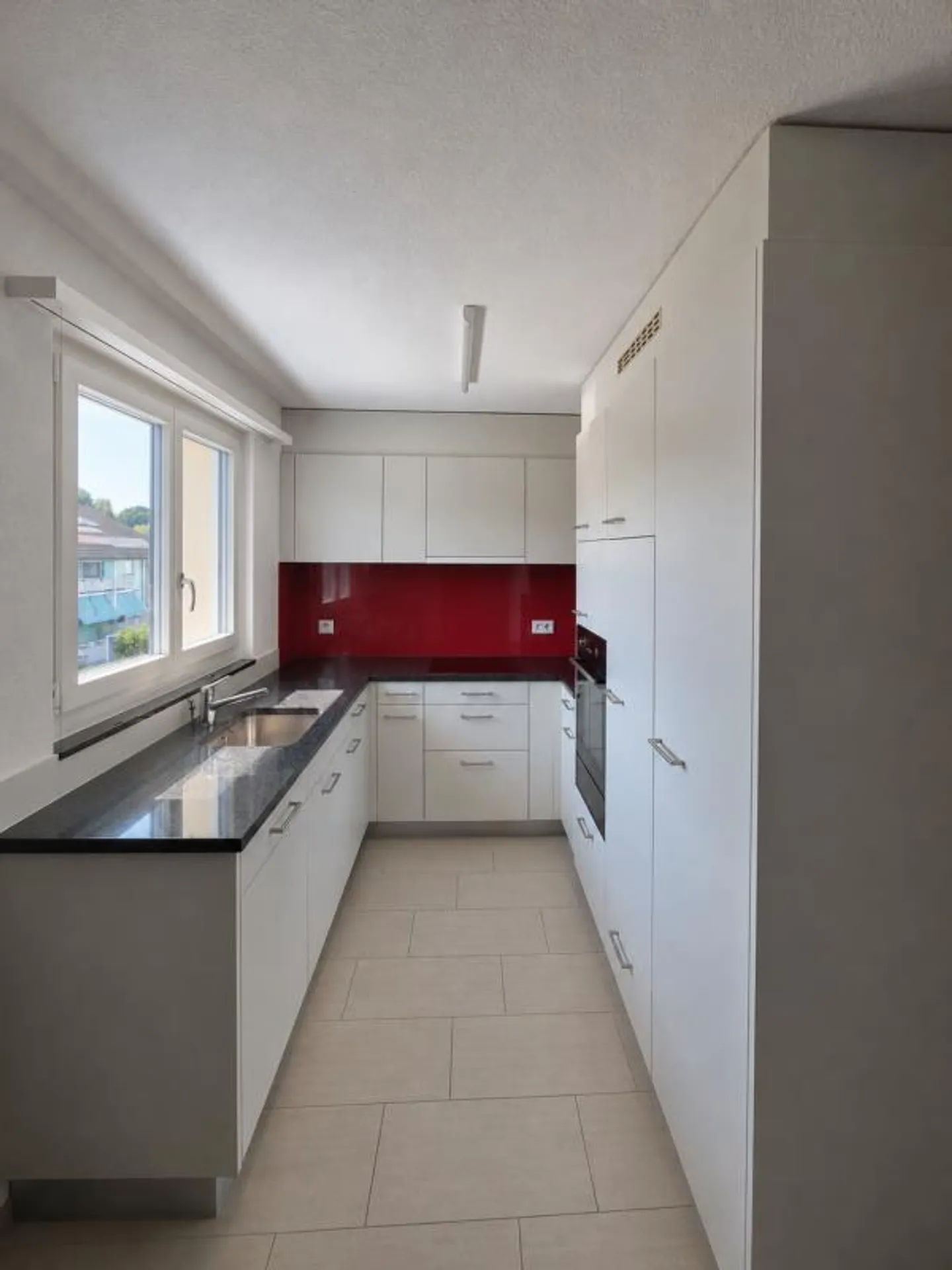 Well-maintained 3.5-room apartment in a quiet residential area - Photo 2 of 10