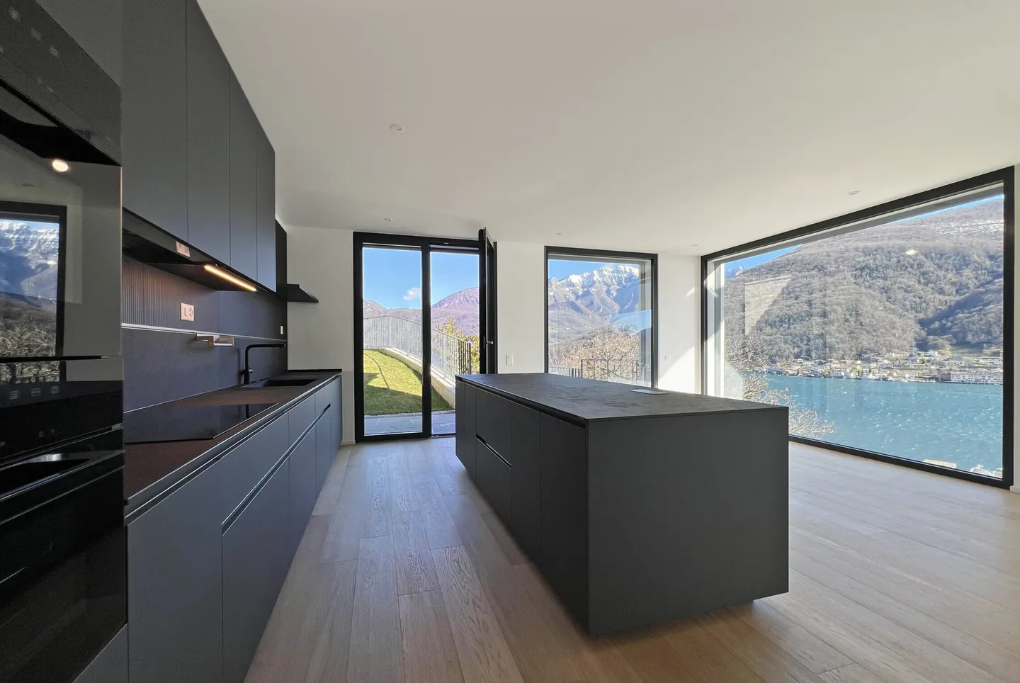 VILLA MAGNIFIQUE 7.5 PIÈCES AVEC VUE DE RÊVE À VICO MORCOTE - Photo 2 sur 9