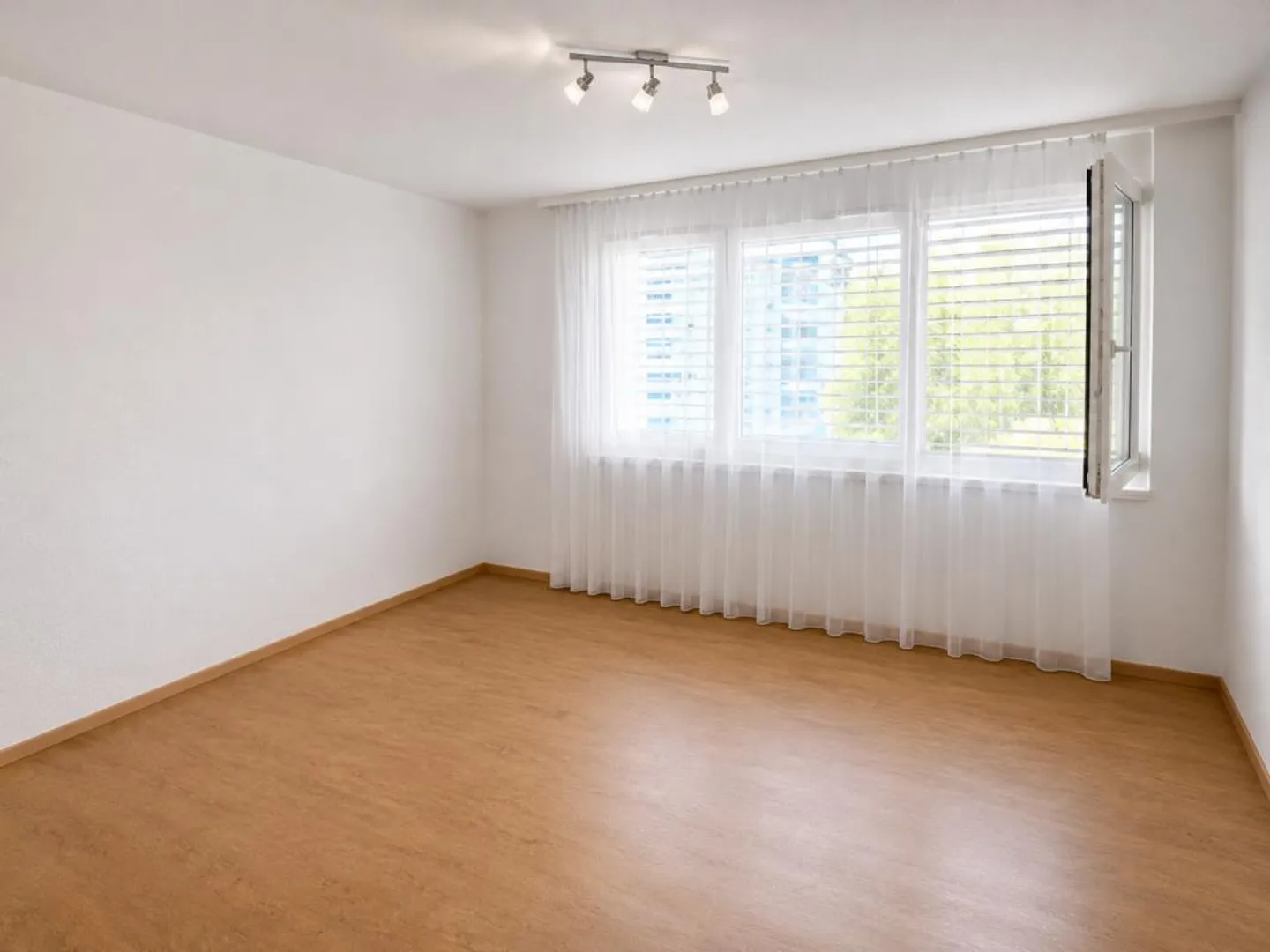 Well-maintained 3.5-room apartment in a quiet residential area - Photo 7 of 10