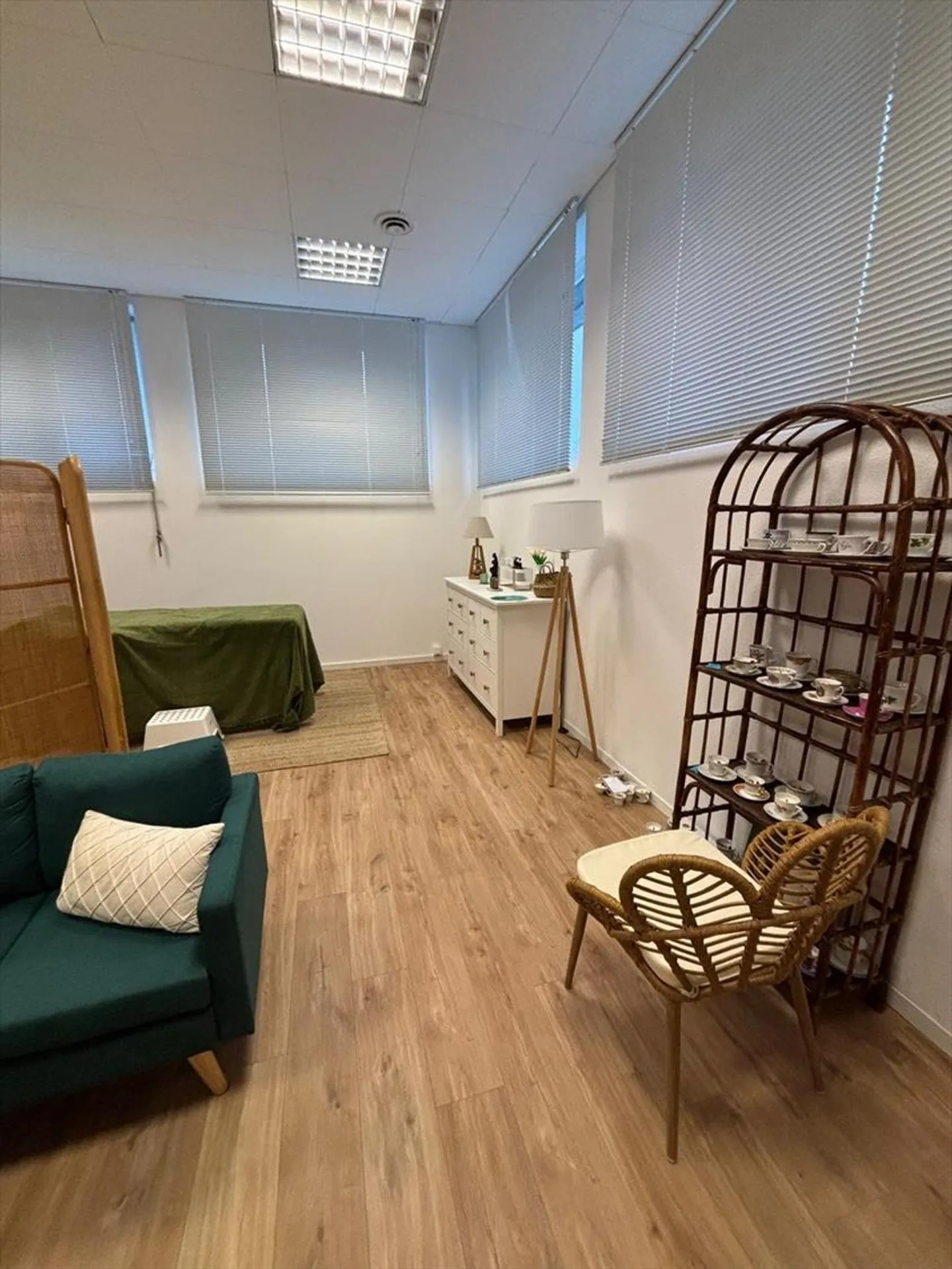 Surface rénovée de 41m2 au rez-de-chaussée - Photo 2 sur 5