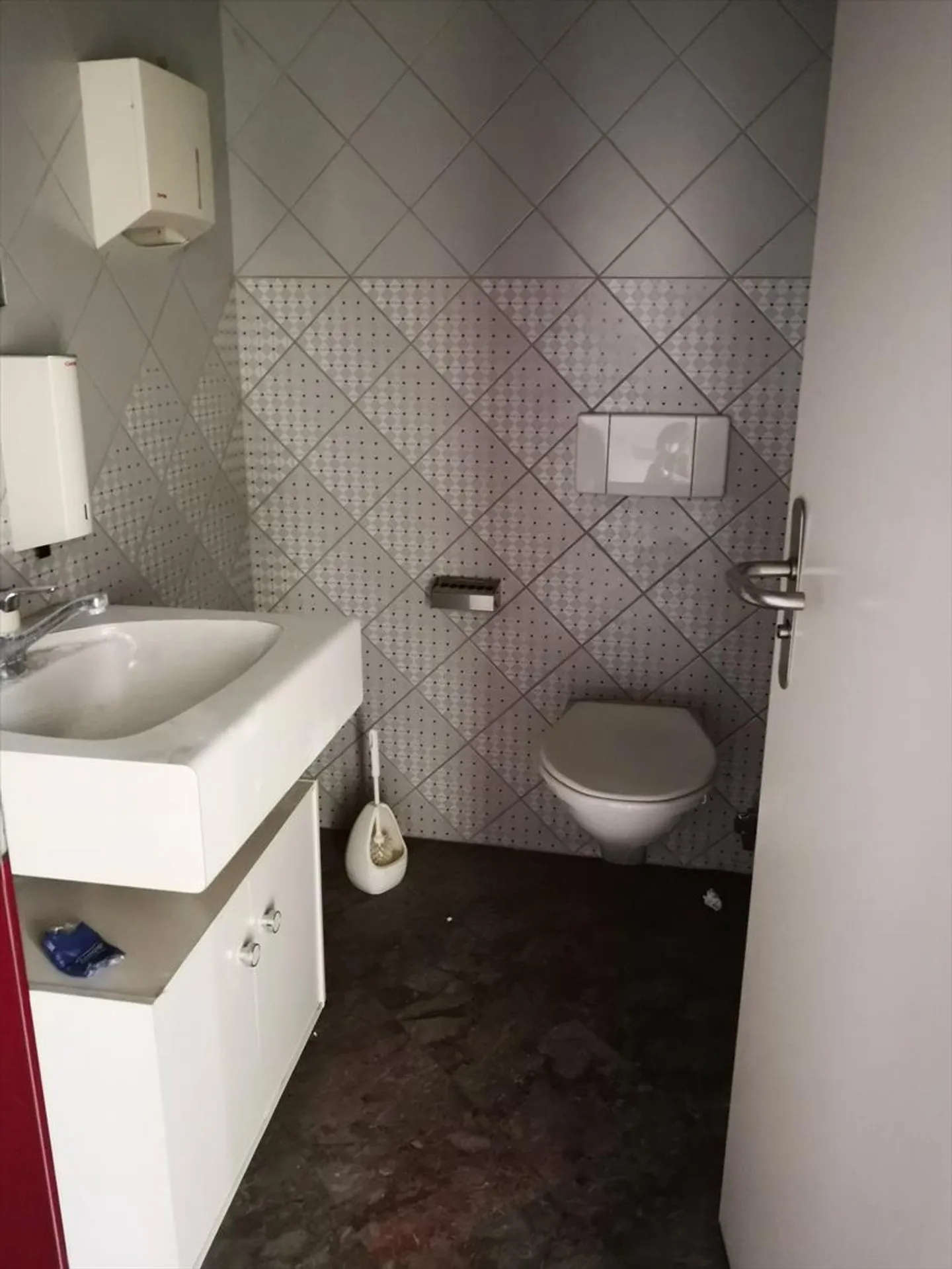 Surface rénovée de 41m2 au rez-de-chaussée - Photo 4 sur 5