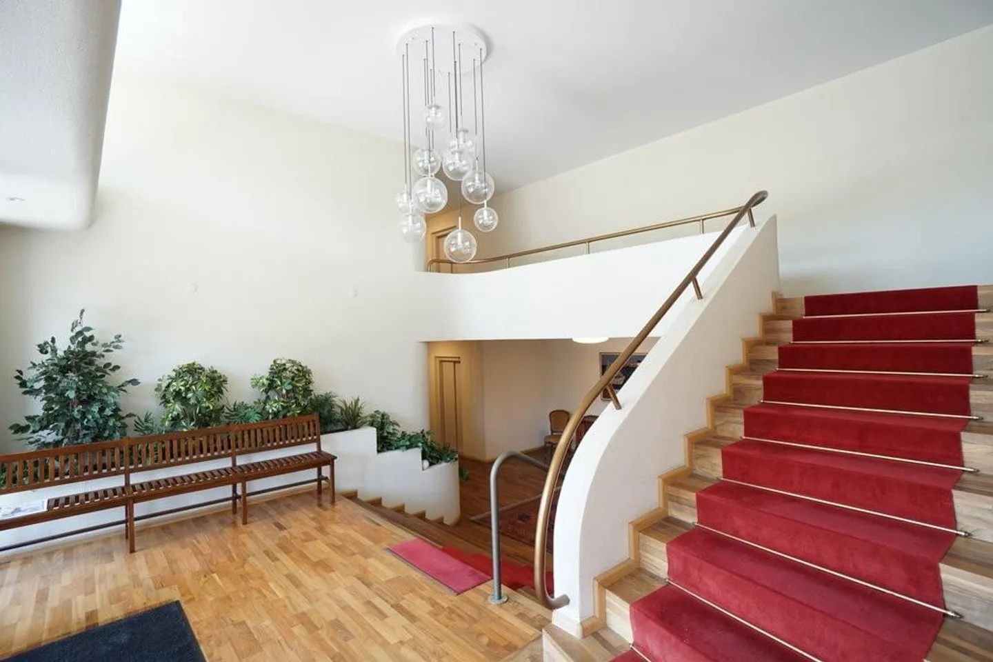 Appartement spacieux de 3,5 pièces dans une magnifique propriété - Photo 3 sur 10