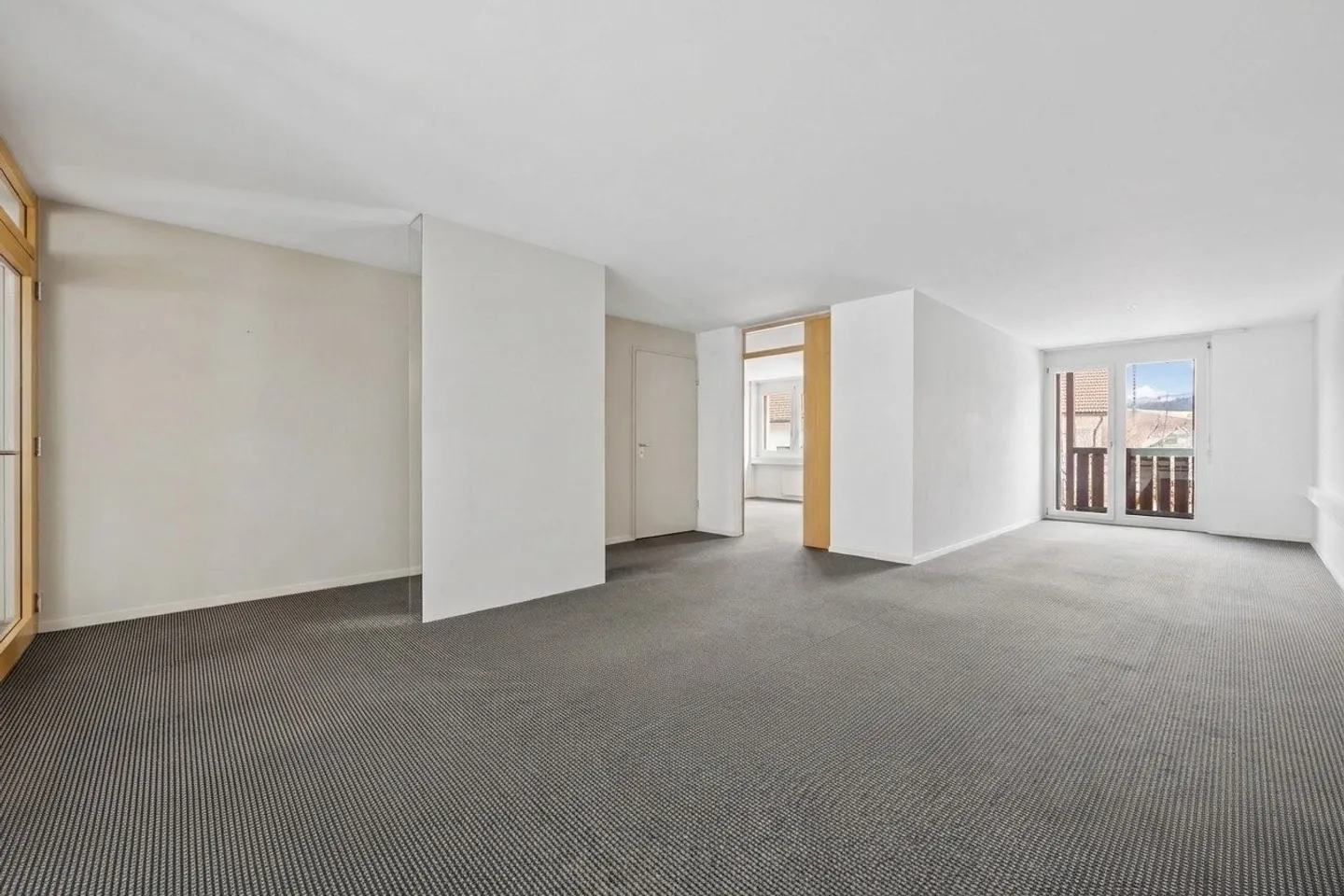 Living, Working, Investing - Versatile Opportunities on about ... - Photo 3 of 7