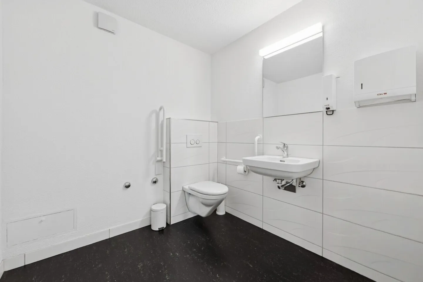 Living, Working, Investing - Versatile Opportunities on about ... - Photo 4 of 7