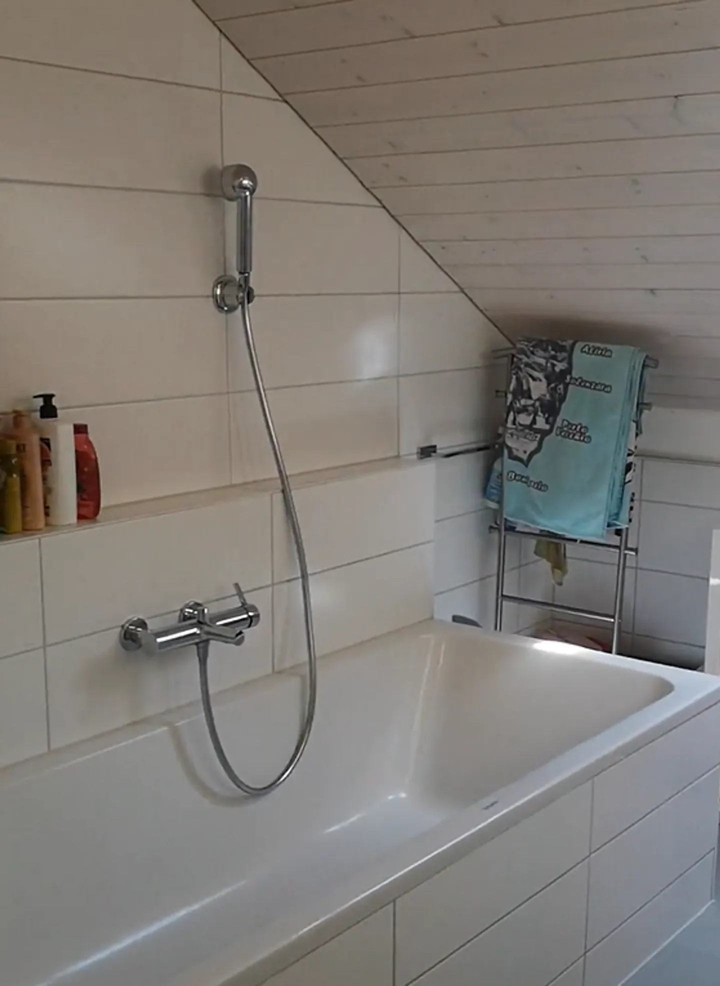 Magnifica casa duplex ristrutturata con cura per due famiglie con 4,5 stanze a Cudrefin, vicino al lago - Foto 31 di 34