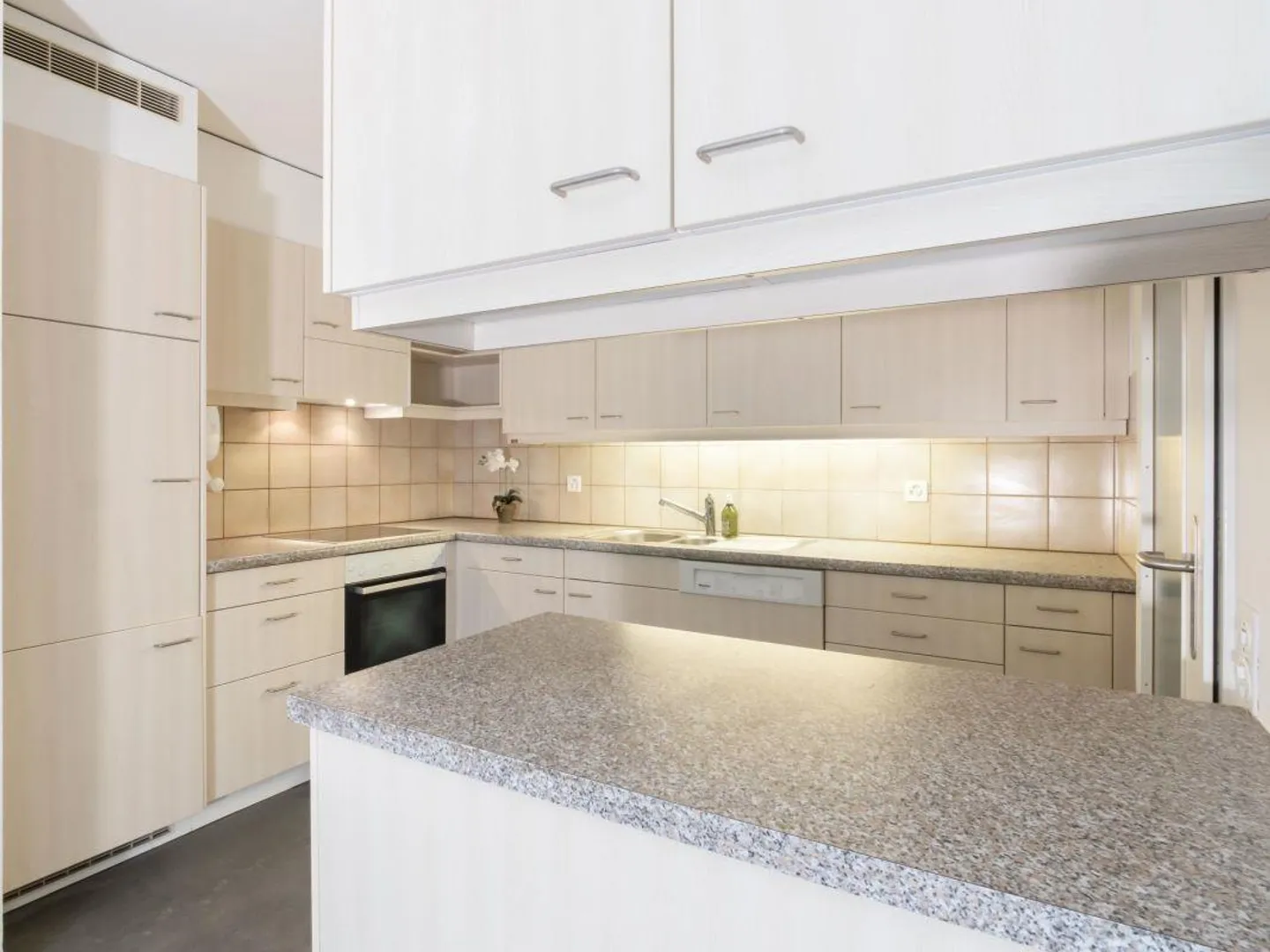 Geräumige Wohnung mit Gartenschwimmbad - Foto 4 von 12