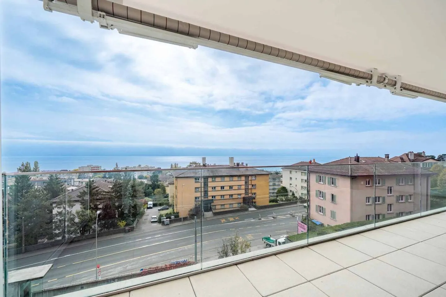 Superb 2.5 rooms with lake view - Photo 8 of 8