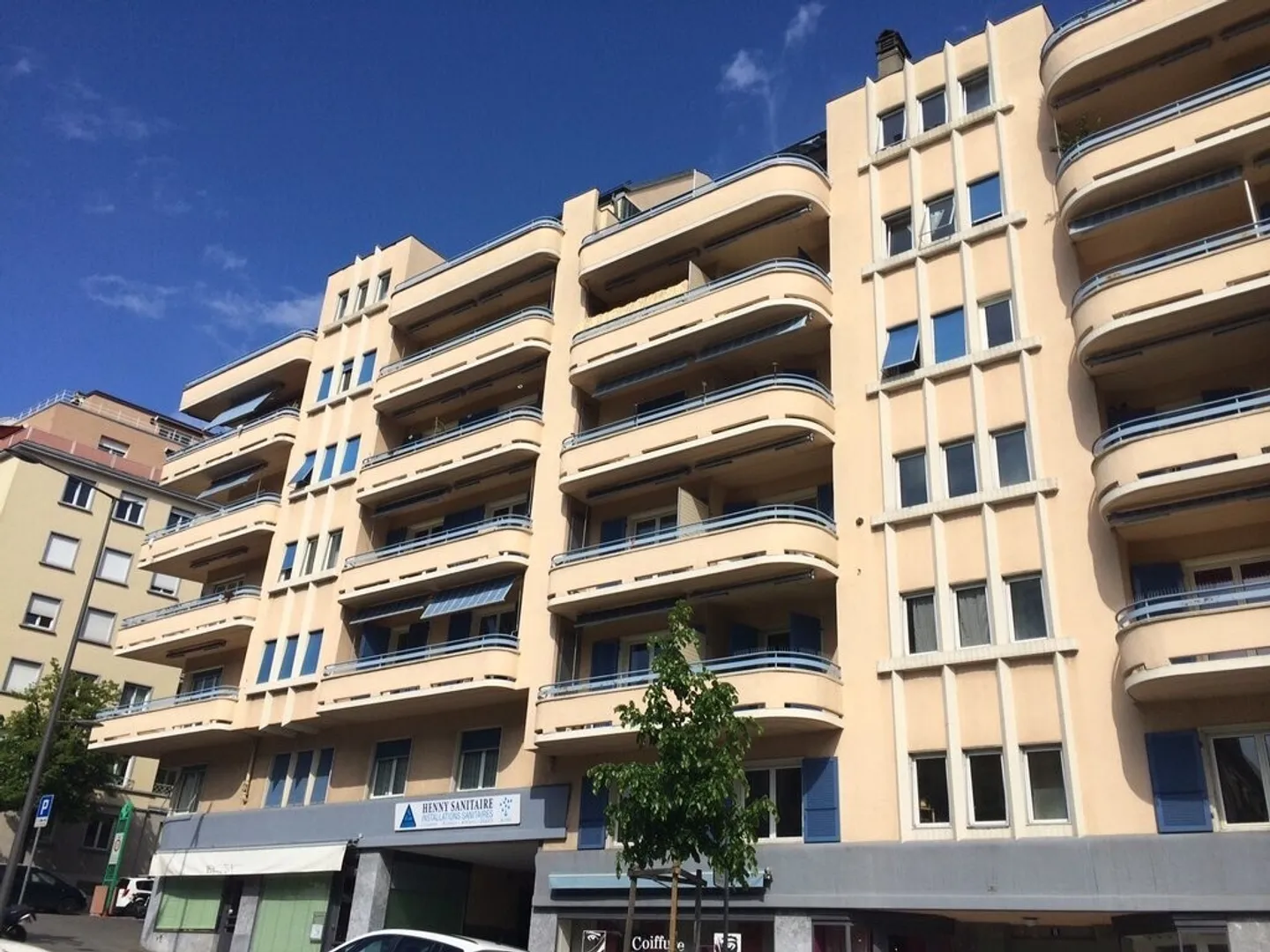 Bel appartement de 3 pièces dans les combles avec poutres apparentes - Photo 1 sur 8