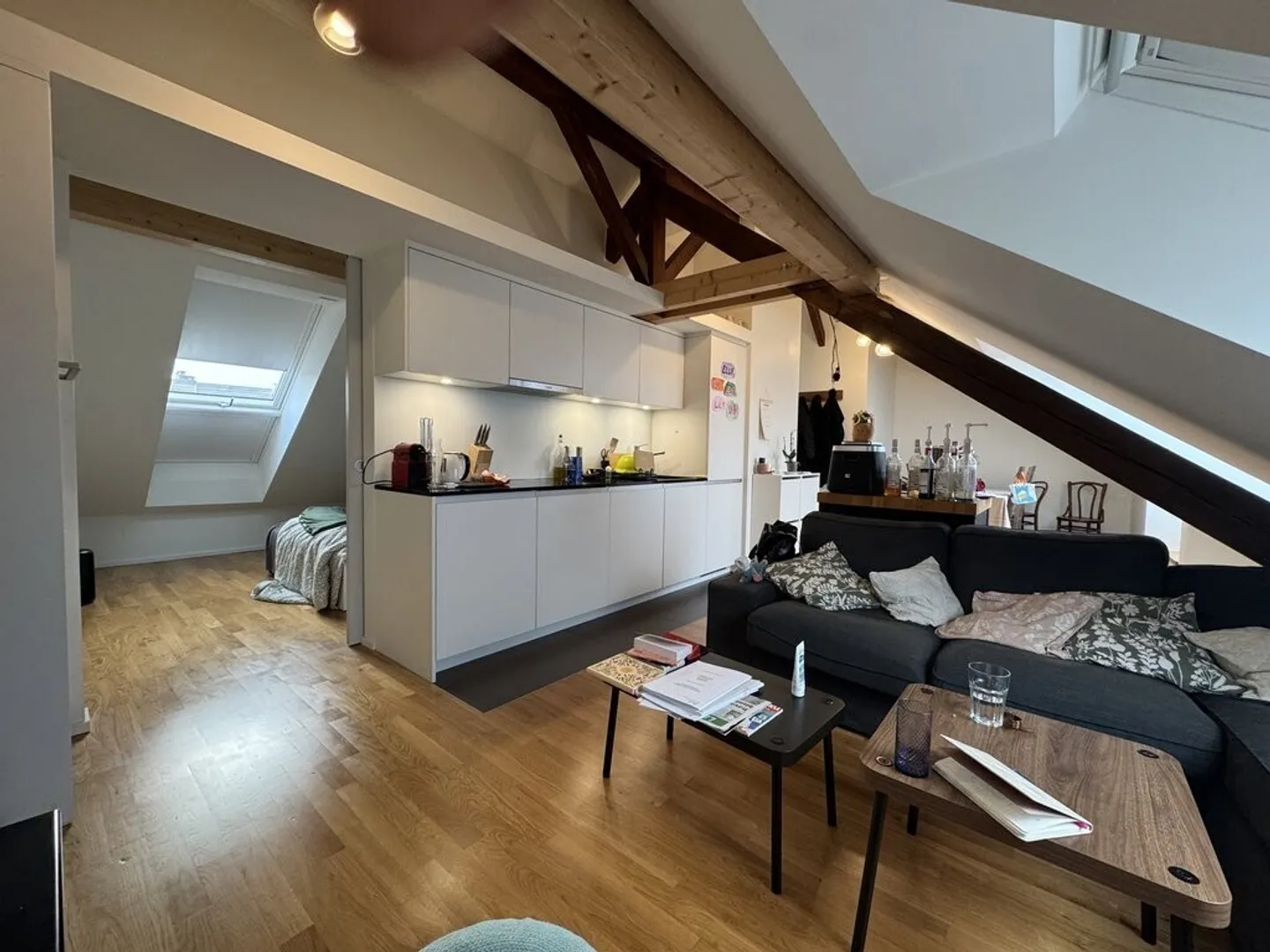 Bel appartement de 3 pièces dans les combles avec poutres apparentes - Photo 2 sur 8