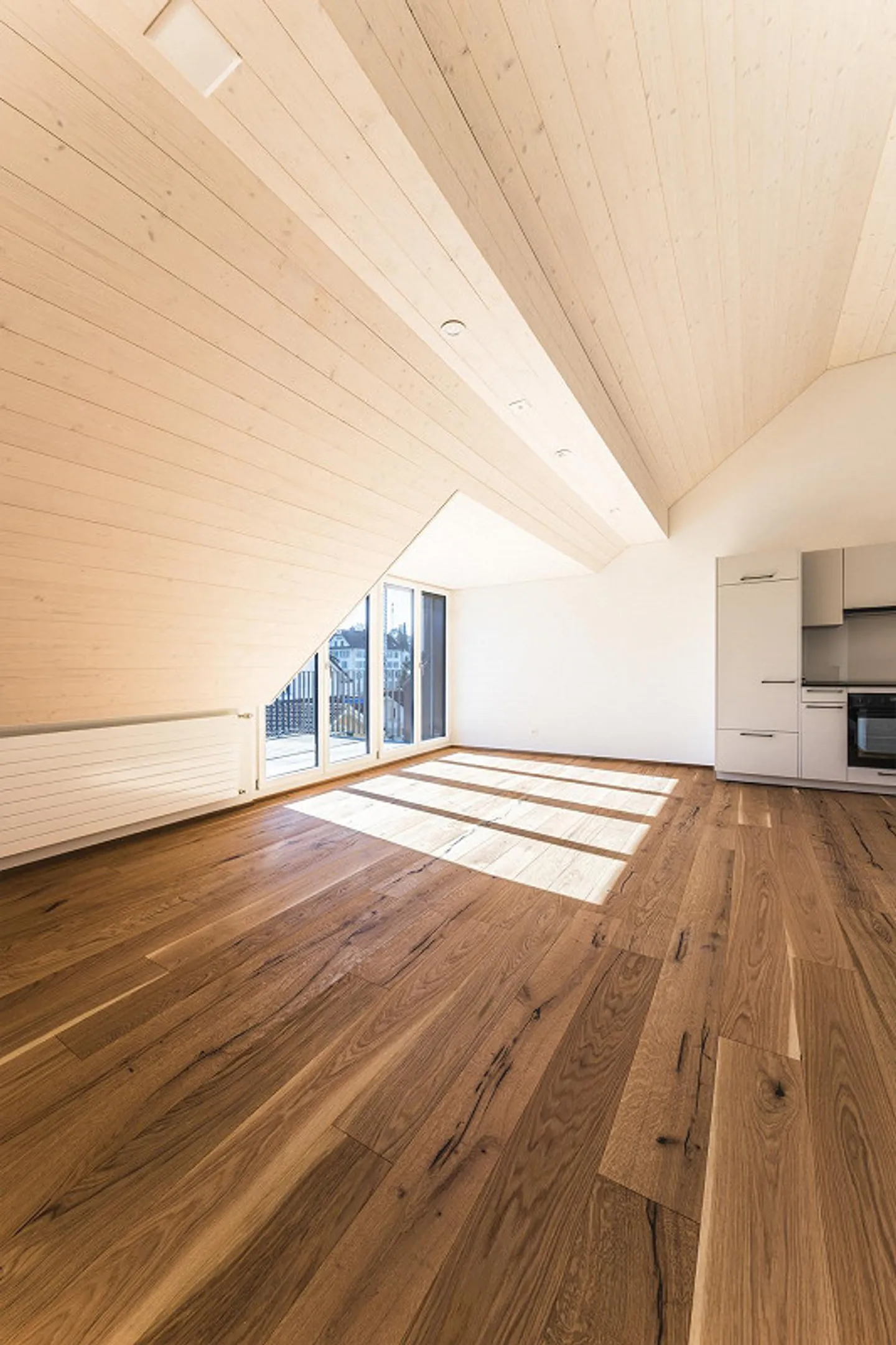 Appartamento mansardato luminoso con camino e vista panoramica - Foto 1 di 10