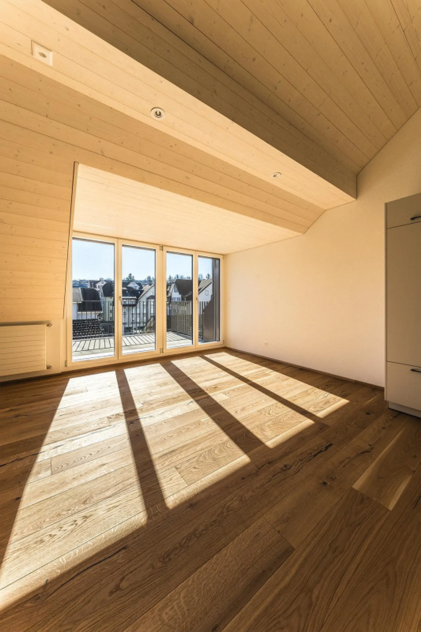 Appartamento mansardato luminoso con camino e vista panoramica - Foto 2 di 10