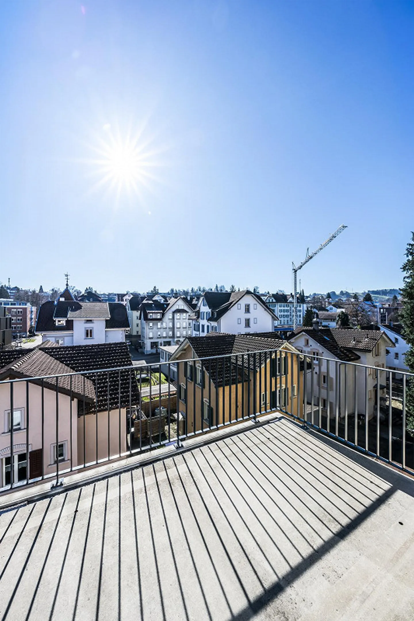 Appartamento mansardato luminoso con camino e vista panoramica - Foto 3 di 10