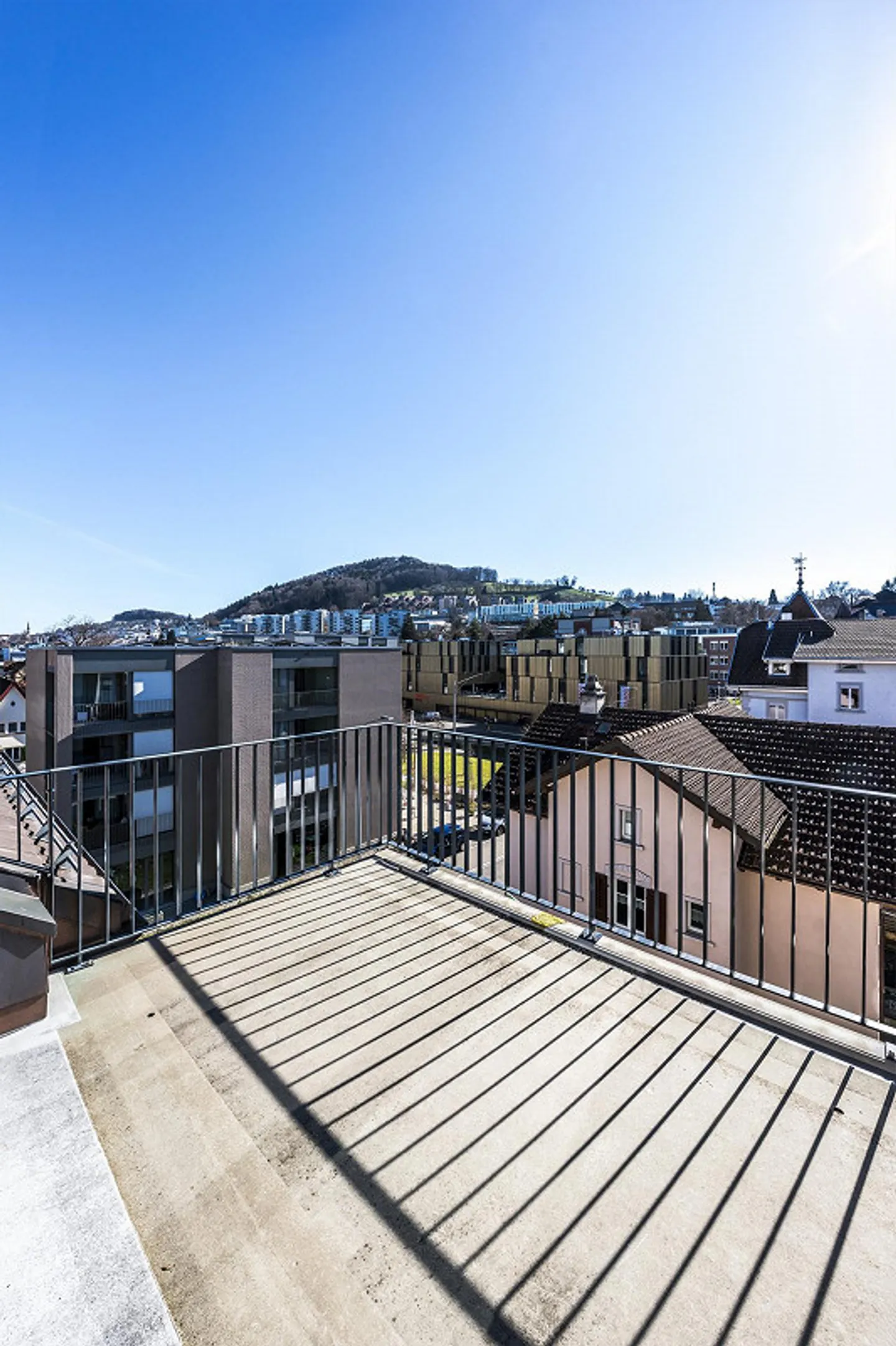 Appartamento mansardato luminoso con camino e vista panoramica - Foto 4 di 10