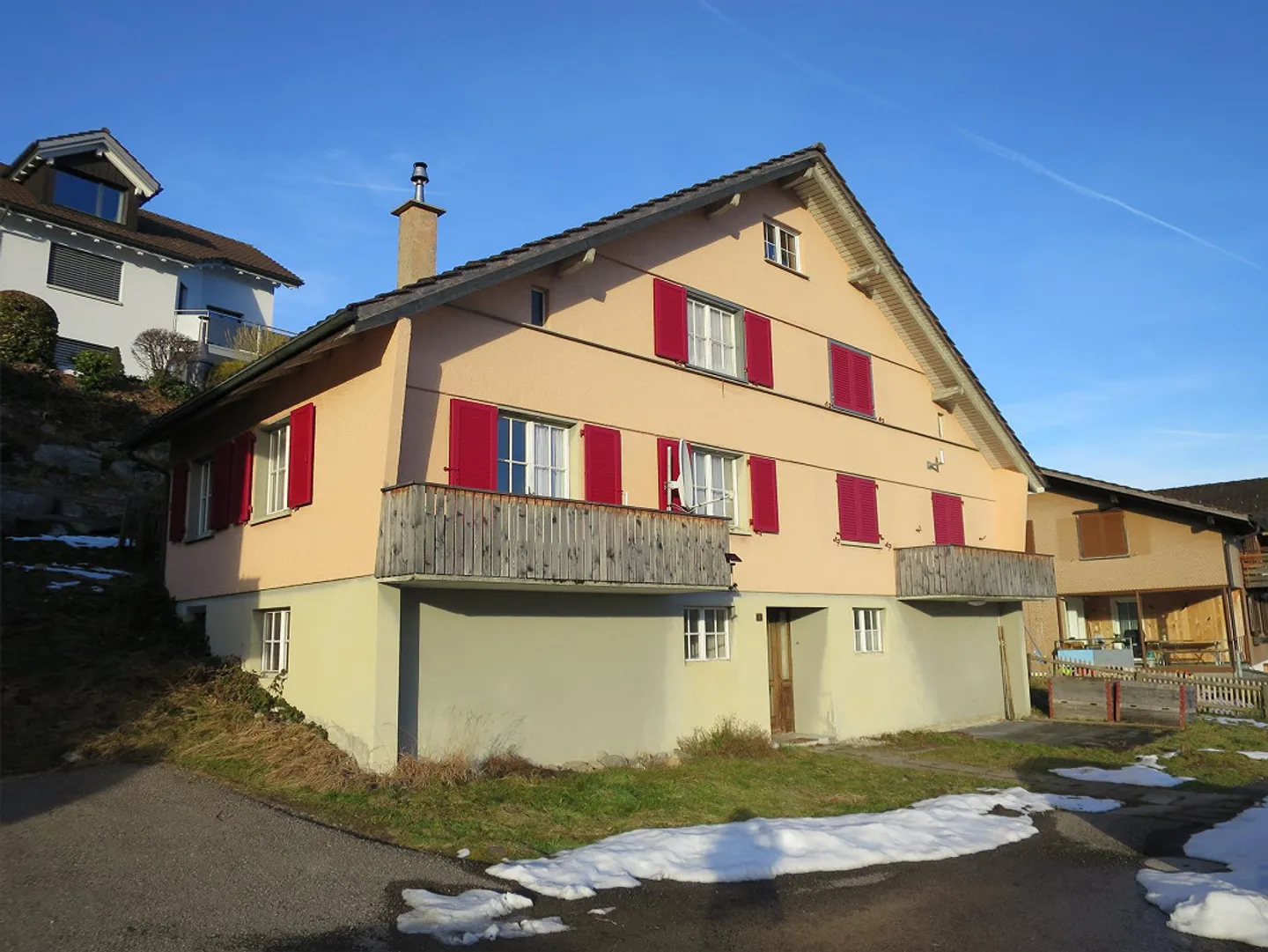 Appartement 4 pièces ensoleillé dans une petite maison bifamiliale - Photo 1 sur 14