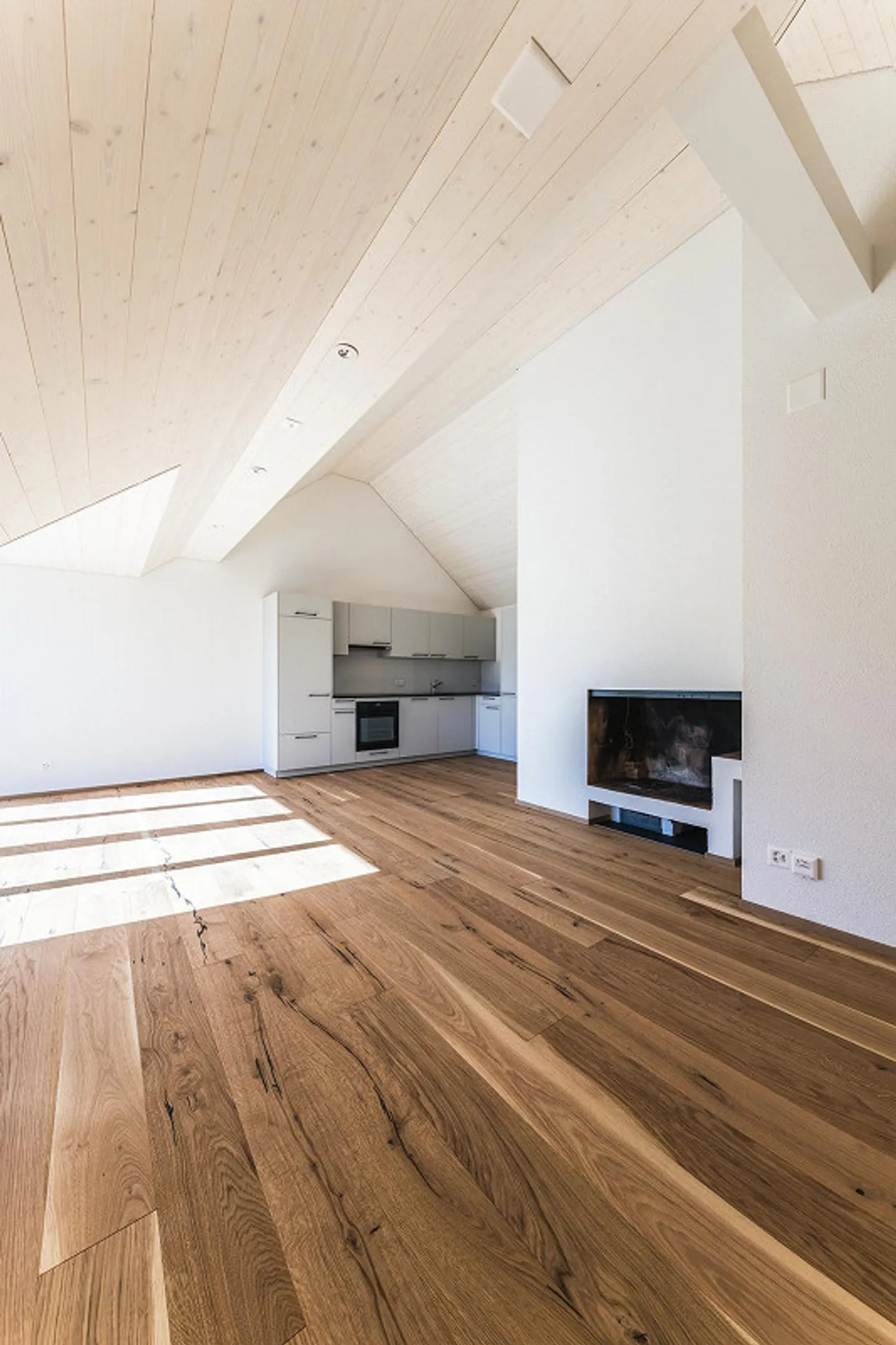 Appartamento mansardato luminoso con camino e vista panoramica - Foto 5 di 10