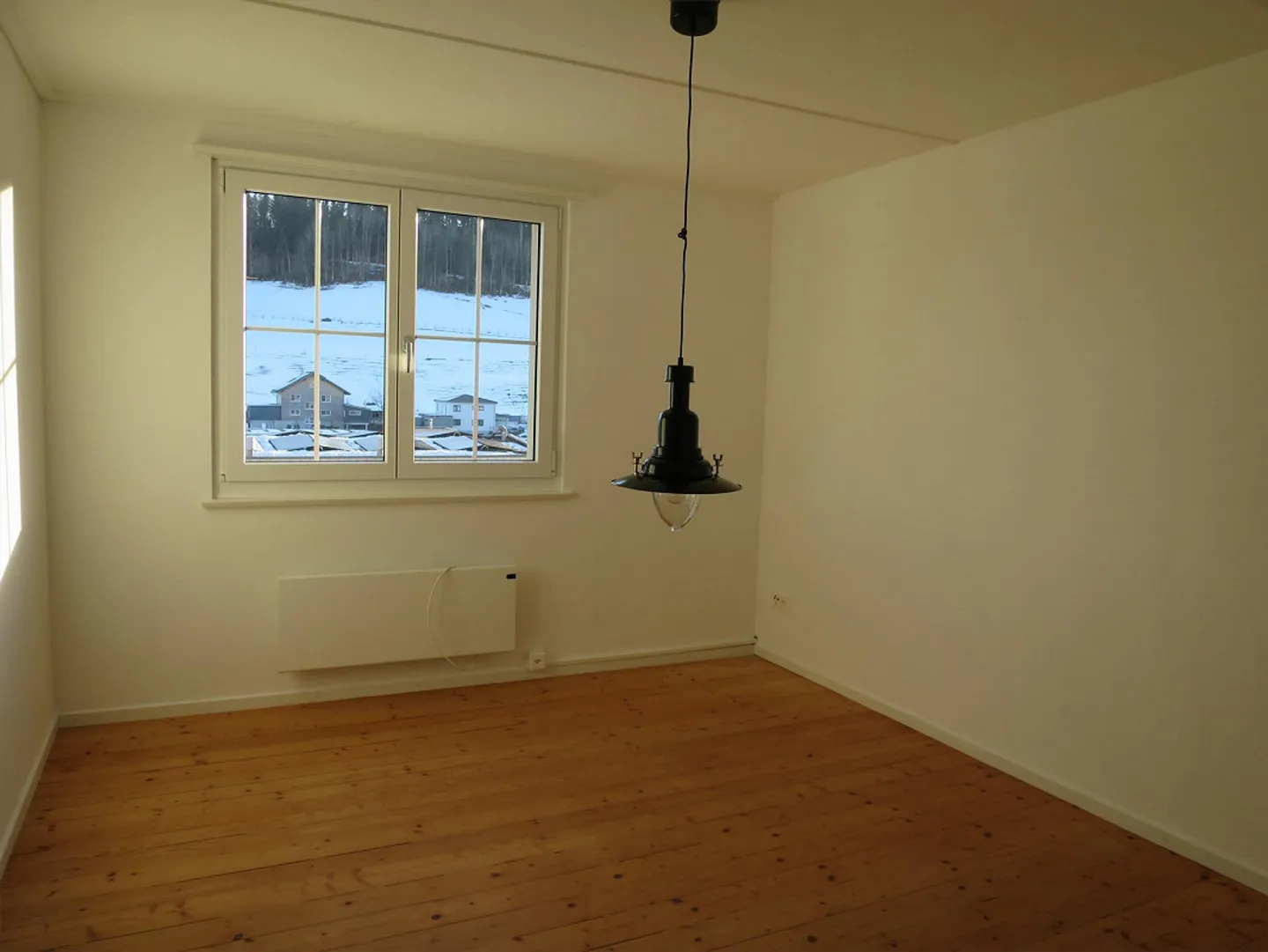 Appartement 4 pièces ensoleillé dans une petite maison bifamiliale - Photo 4 sur 14