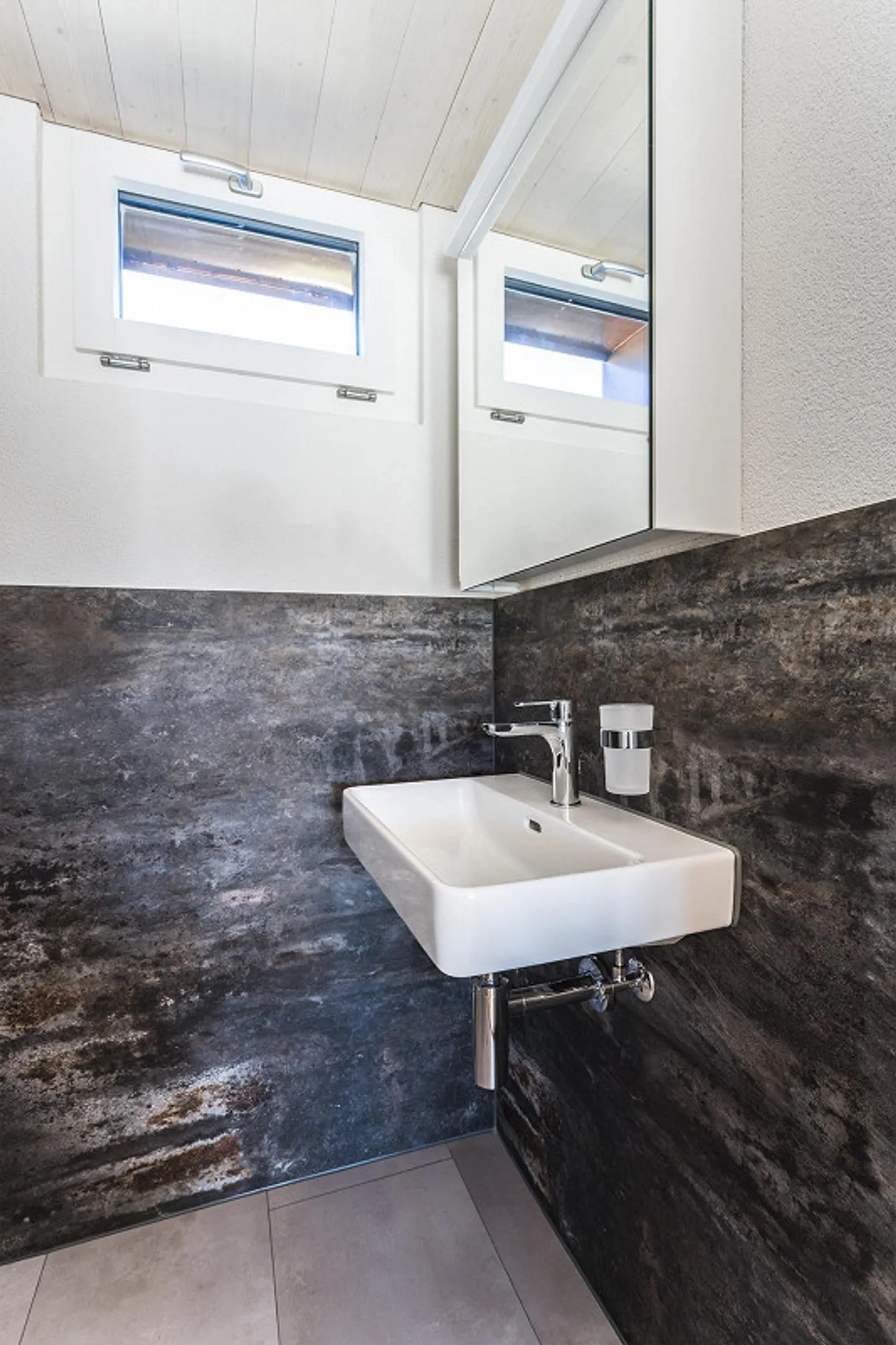 Appartamento mansardato luminoso con camino e vista panoramica - Foto 9 di 10