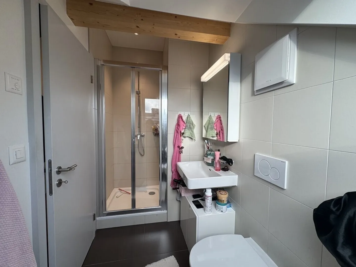 Bel appartement de 3 pièces dans les combles avec poutres apparentes - Photo 7 sur 8