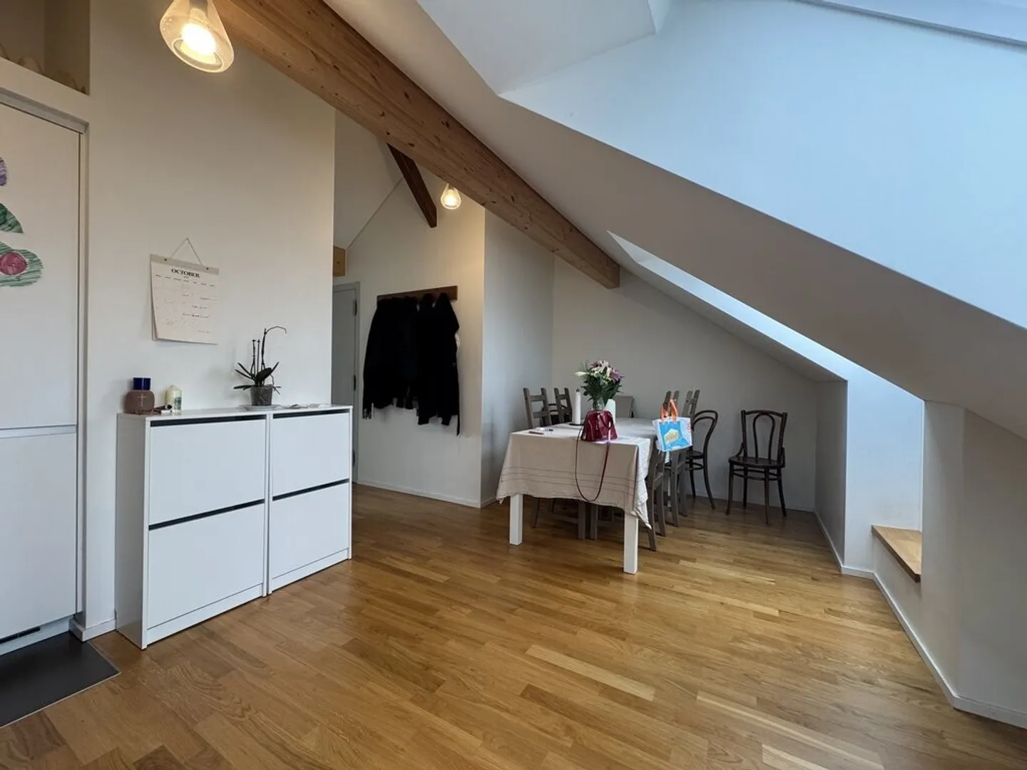 Bel appartement de 3 pièces dans les combles avec poutres apparentes - Photo 3 sur 8