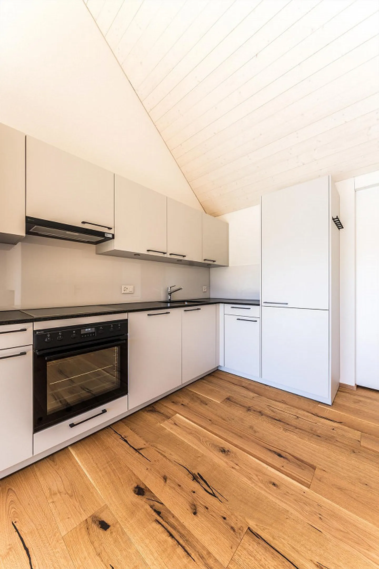 Appartamento mansardato luminoso con camino e vista panoramica - Foto 6 di 10