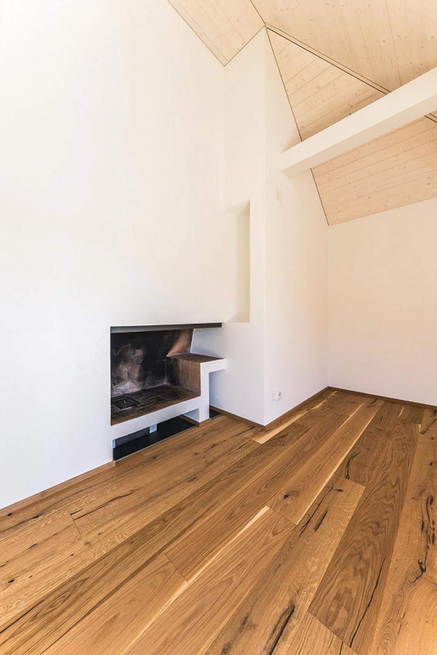 Appartamento mansardato luminoso con camino e vista panoramica - Foto 7 di 10