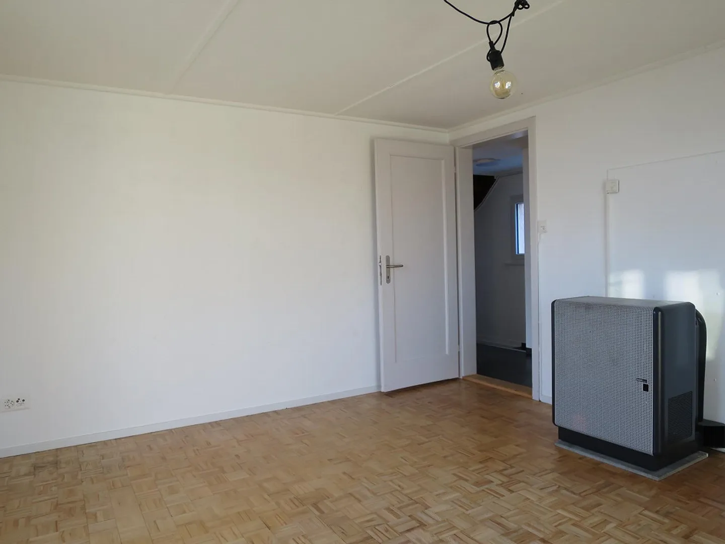 Appartement 4 pièces ensoleillé dans une petite maison bifamiliale - Photo 3 sur 14