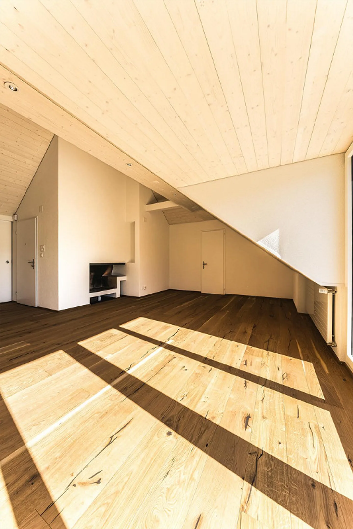 Appartamento mansardato luminoso con camino e vista panoramica - Foto 8 di 10