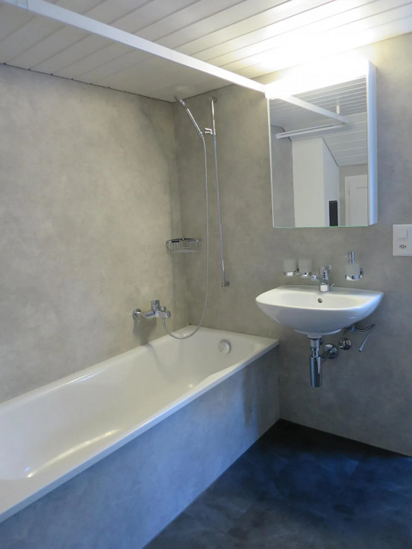 Appartement 4 pièces ensoleillé dans une petite maison bifamiliale - Photo 10 sur 14