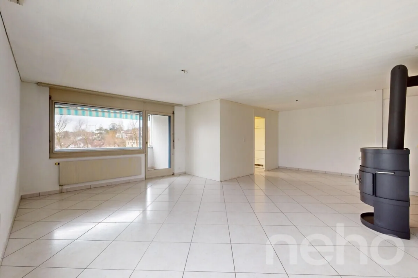 Très bel appartement de 4.5p en dernier étage avec balcon et vue! - Photo 3 sur 13