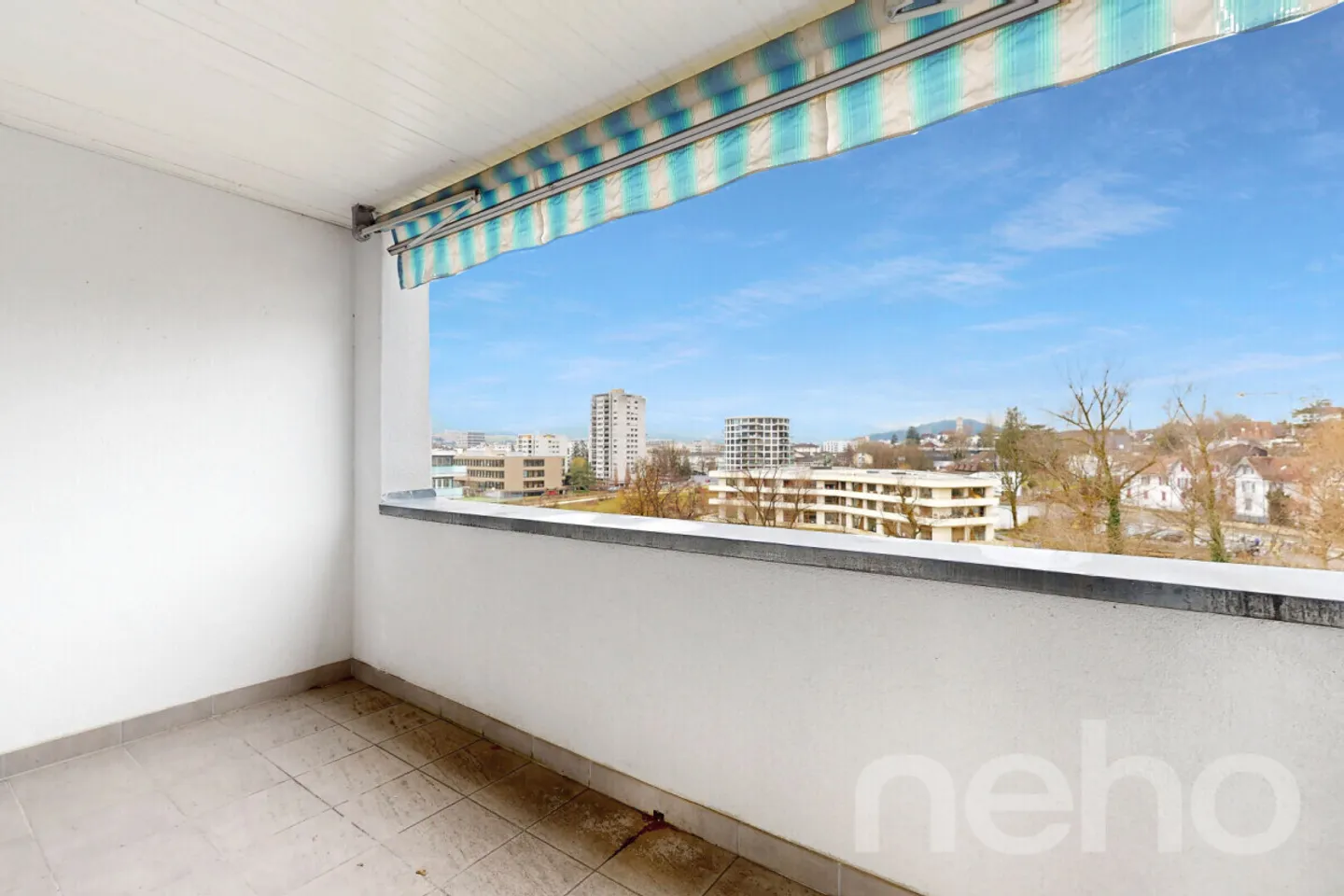 Très bel appartement de 4.5p en dernier étage avec balcon et vue! - Photo 4 sur 13