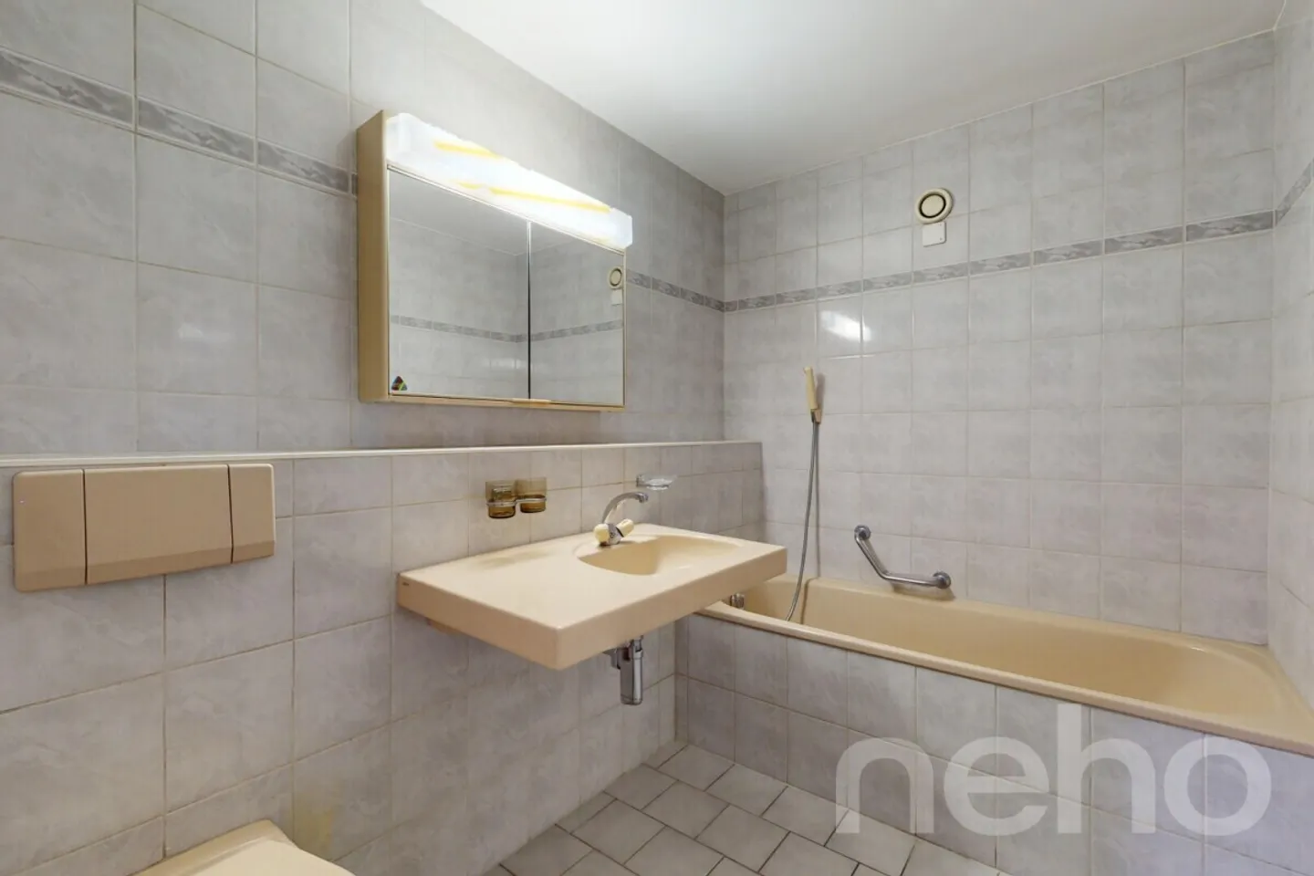Très bel appartement de 4.5p en dernier étage avec balcon et vue! - Photo 12 sur 13