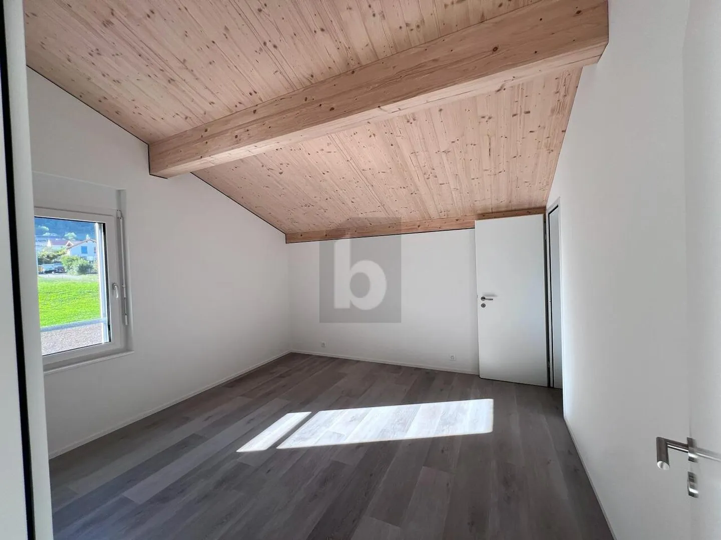 BRIGHT AND QUIETLY LOCATED - Photo 4 of 6
