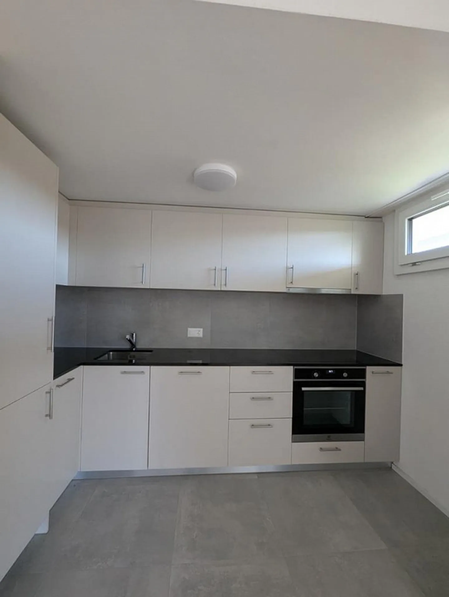 Modern 2.5-room apartment on the 1st basement floor with terrace - Photo 2 of 11