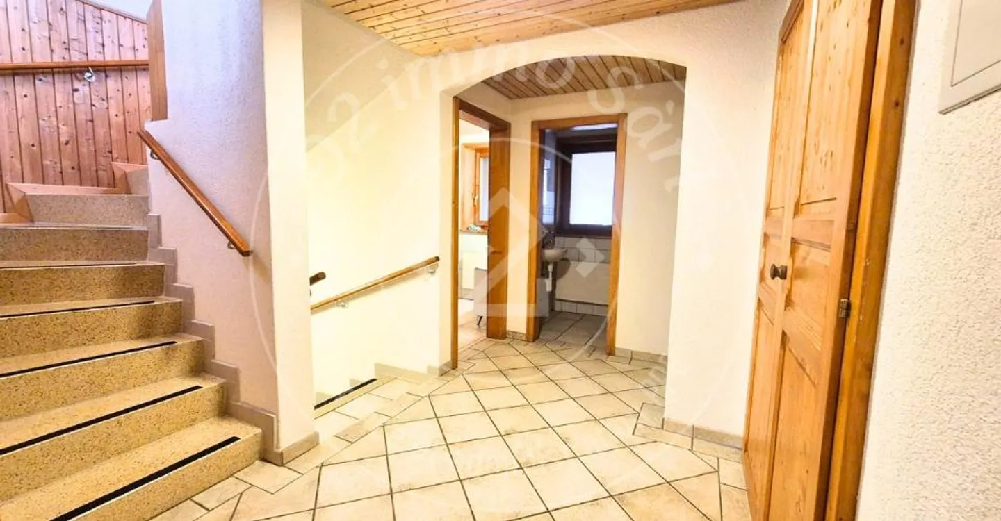 Charmante 2,5-Zimmer-Duplexwohnung mit Balkon und Kamin - Vauderens - Foto 3 von 6
