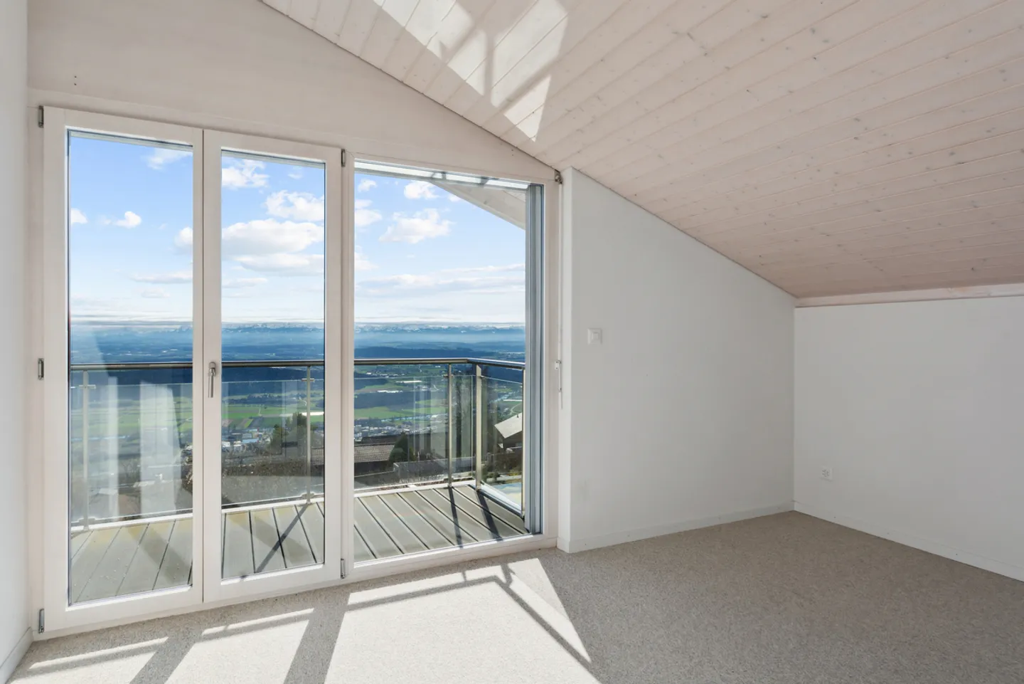 Single-family house with 6.5 rooms and panoramic views of the three lakes - Photo 11 of 12
