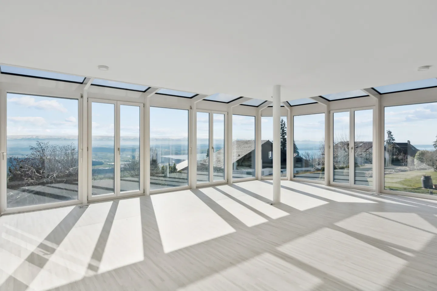 Single-family house with 6.5 rooms and panoramic views of the three lakes - Photo 4 of 12