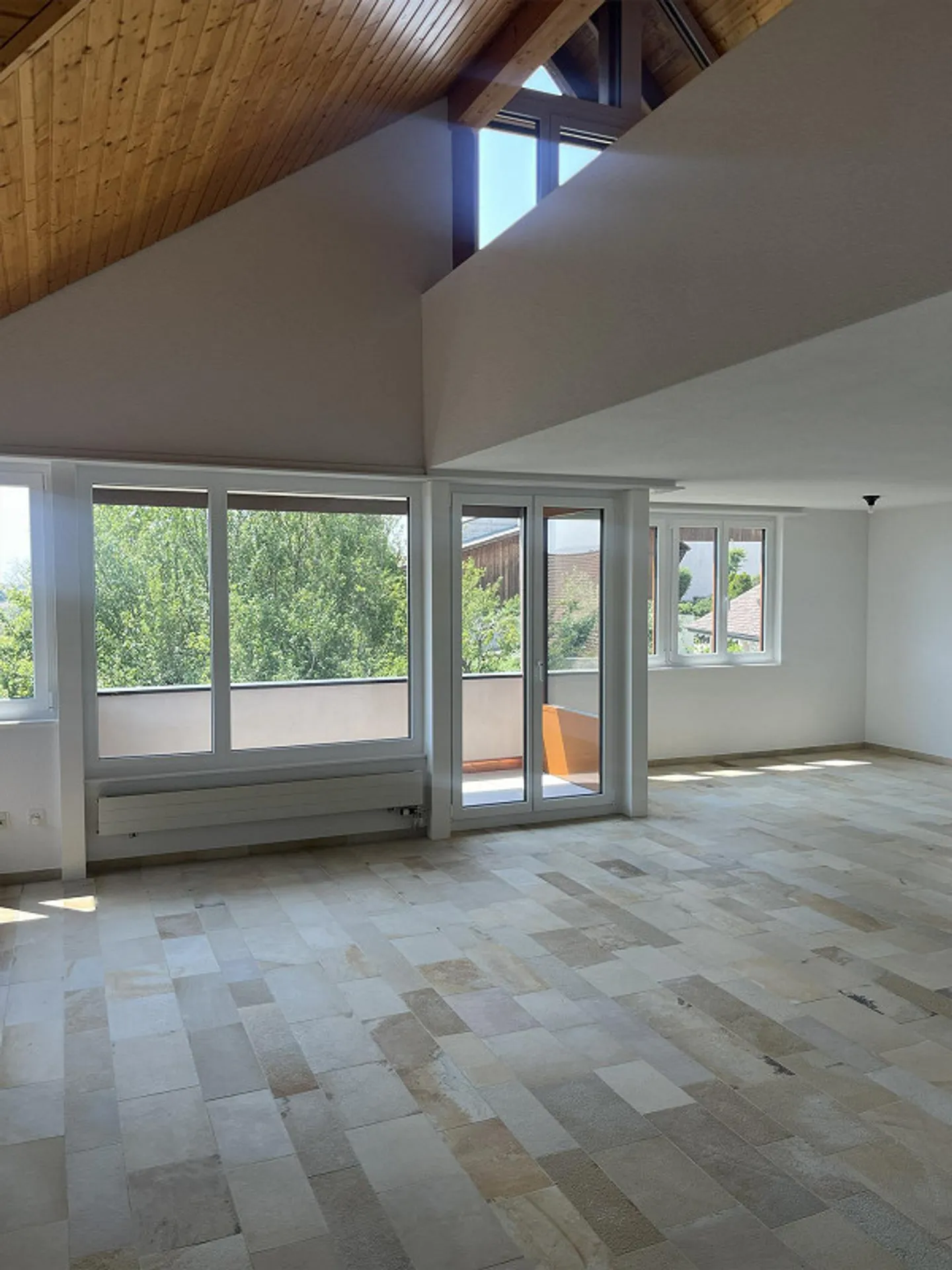 Appartement en duplex fraîchement rénové avec deux balcons - Photo 3 sur 19
