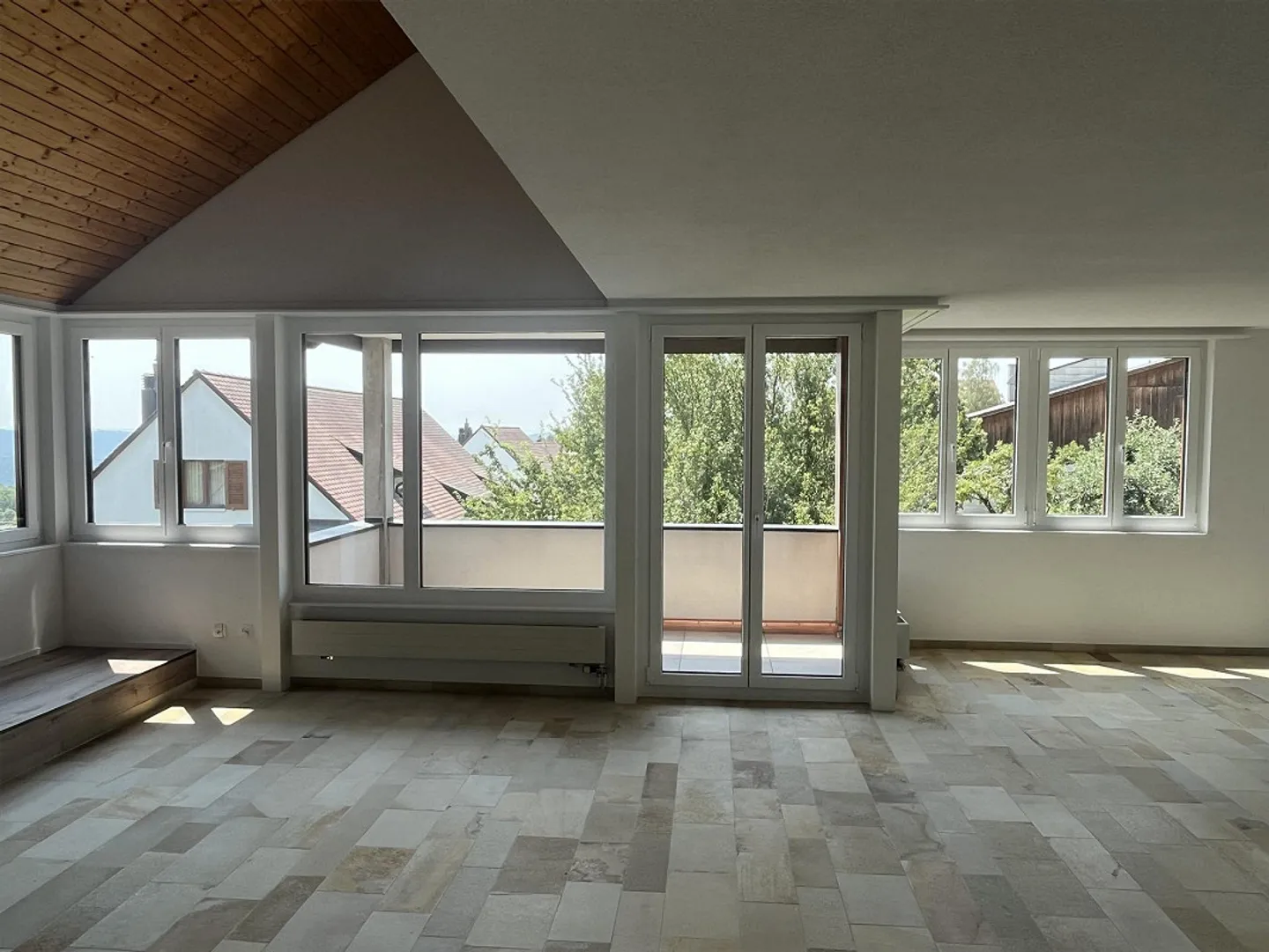 Appartement en duplex fraîchement rénové avec deux balcons - Photo 2 sur 19