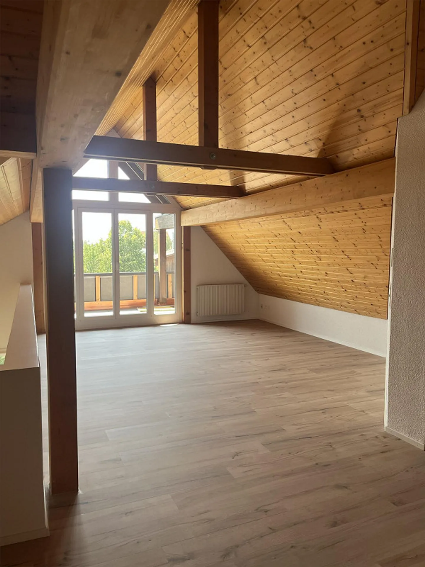 Appartement en duplex fraîchement rénové avec deux balcons - Photo 7 sur 19