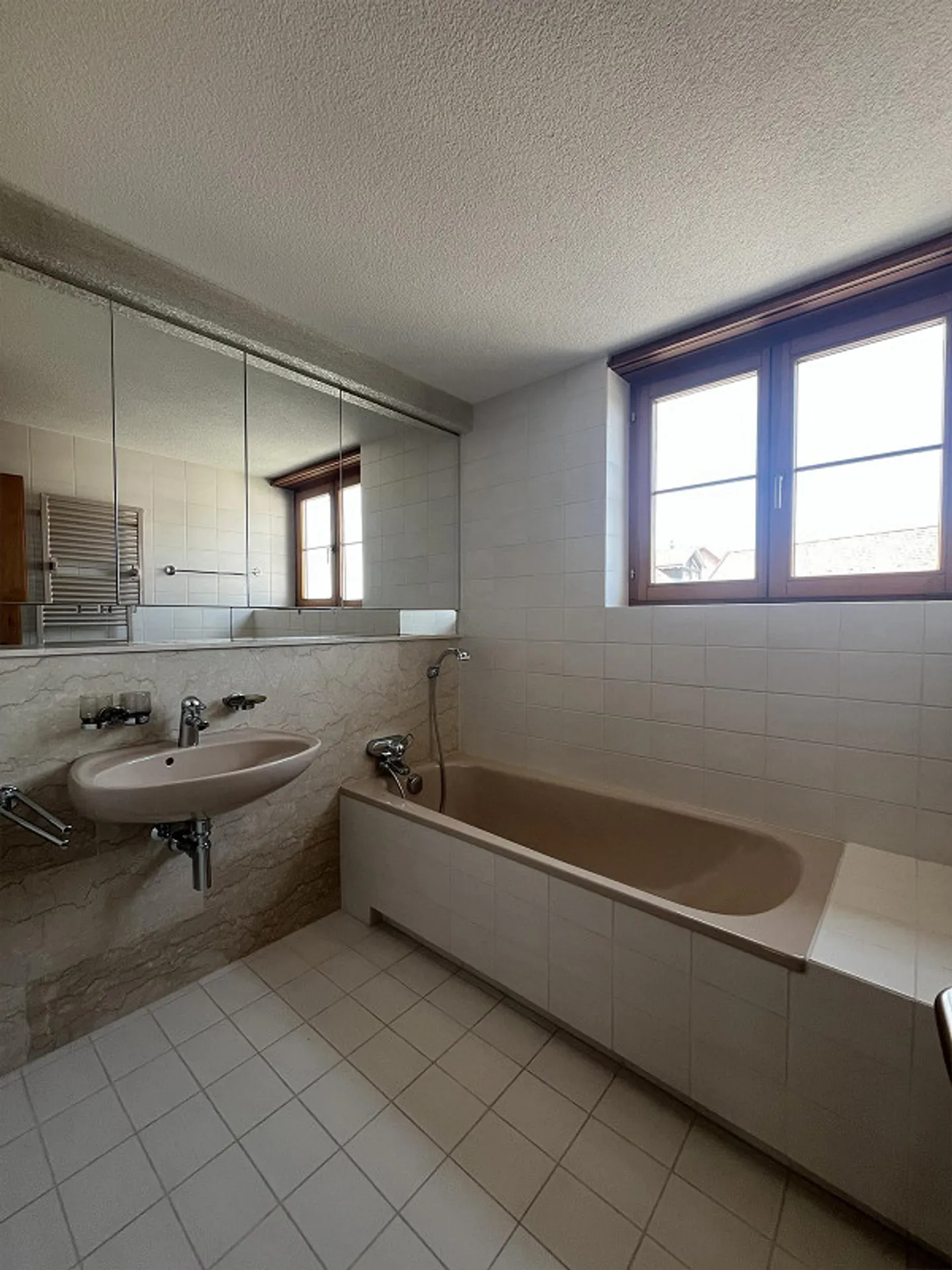 Appartement en duplex fraîchement rénové avec deux balcons - Photo 9 sur 19