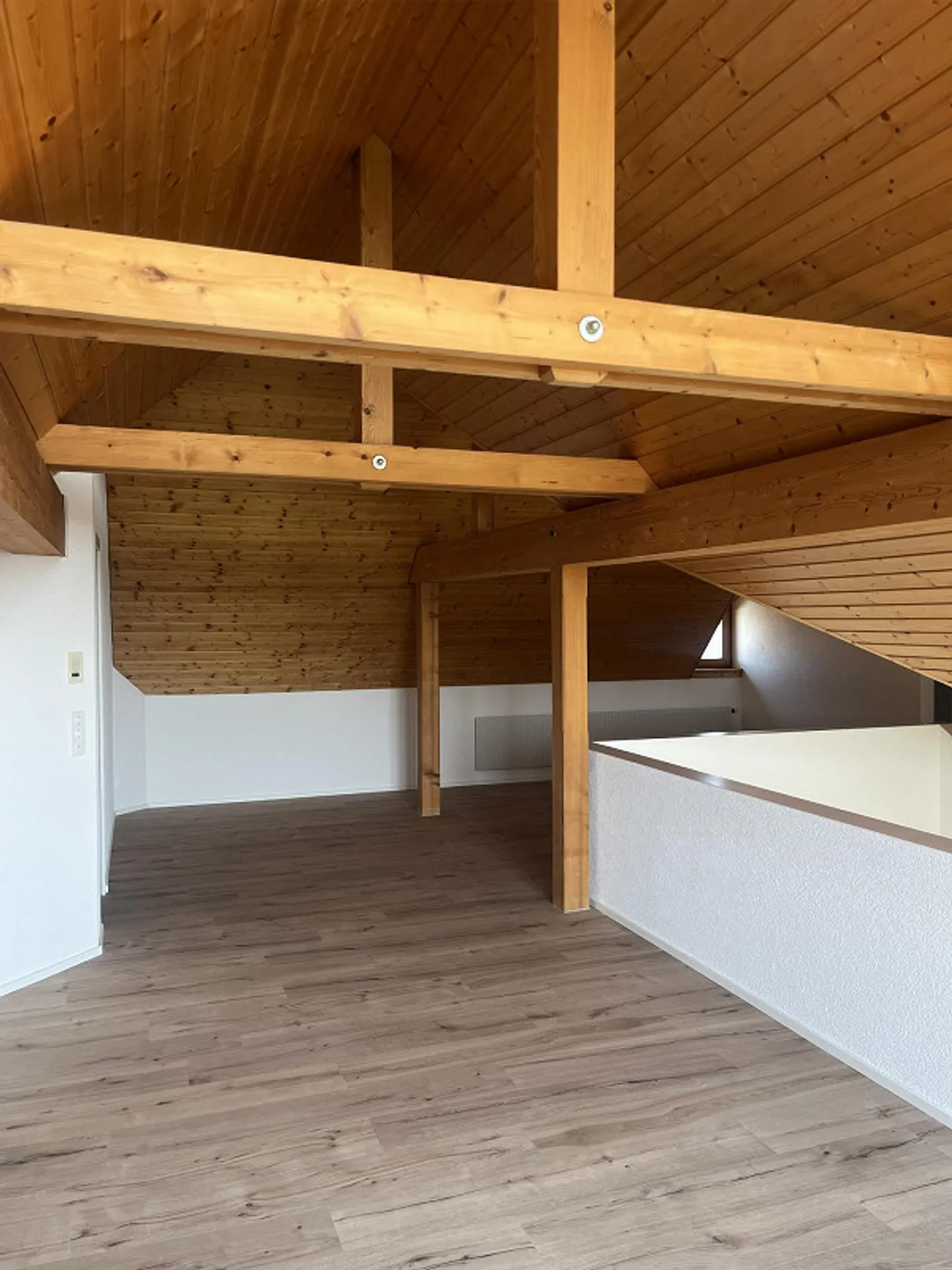 Appartement en duplex fraîchement rénové avec deux balcons - Photo 8 sur 19