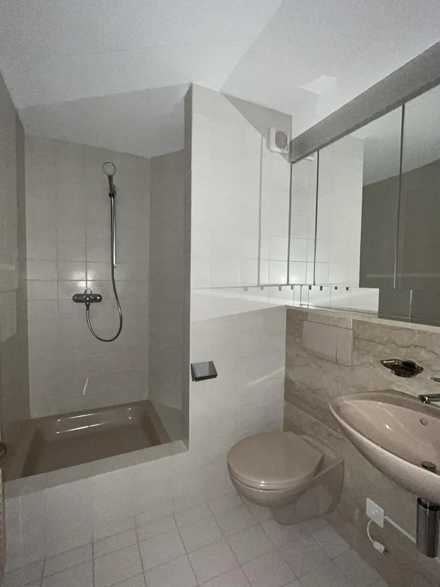 Appartement en duplex fraîchement rénové avec deux balcons - Photo 10 sur 19