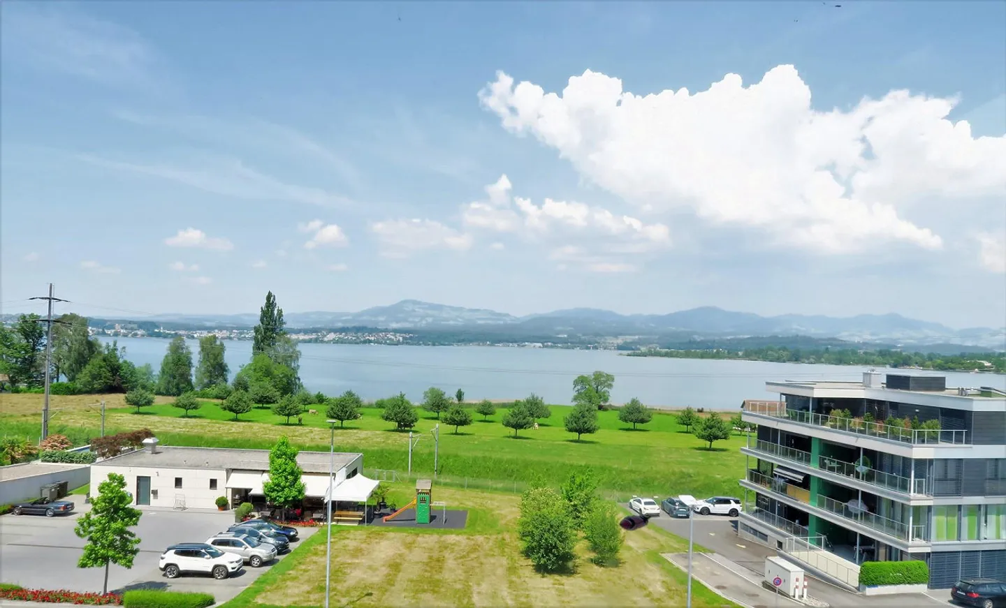 Appartement en attique 3,5 pièces avec magnifique vue sur le lac - Photo 2 sur 8