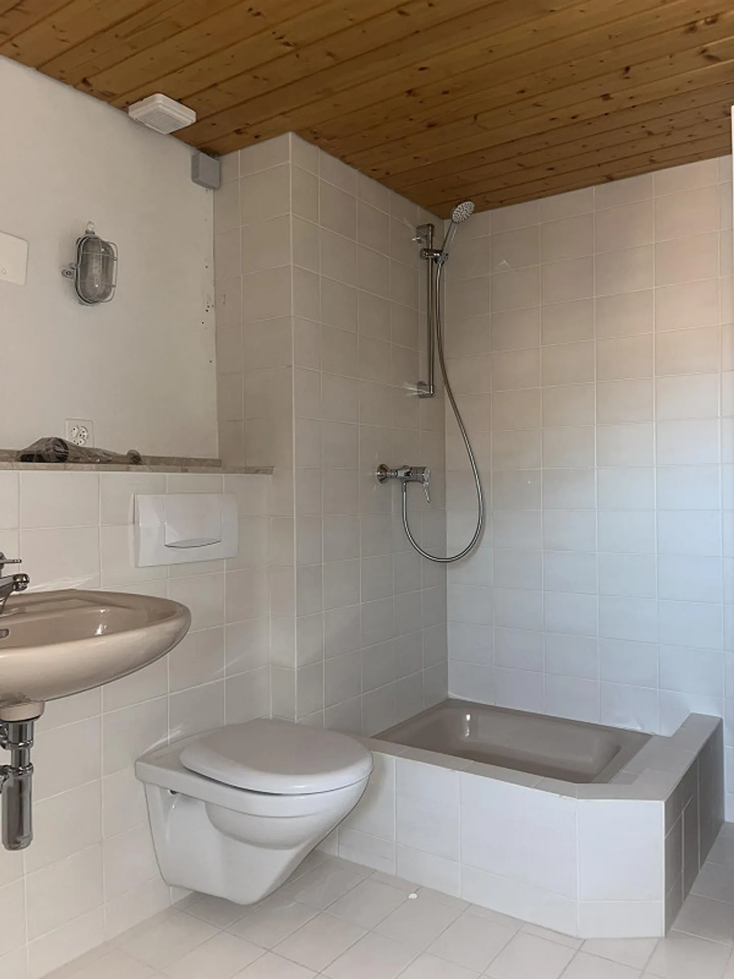 Appartement en duplex fraîchement rénové avec deux balcons - Photo 11 sur 19