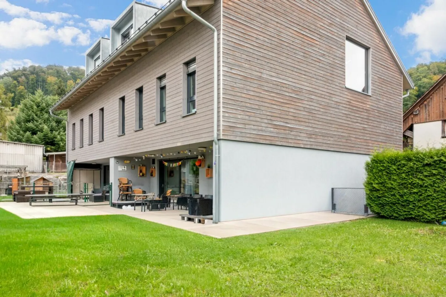 Ampia casa bifamiliare in posizione centrale a Hausen am Albis - Foto 1 di 14