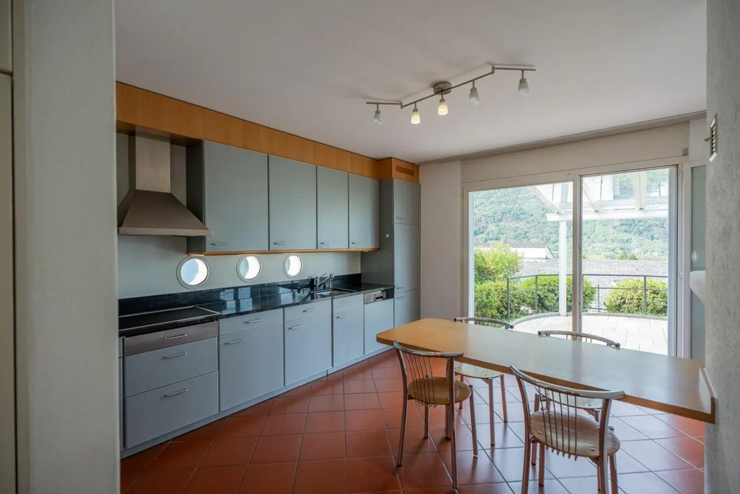Un'opportunità da non perdere: vendiamo una bella casa in una zona tranquilla di Claro - Foto 3 di 17