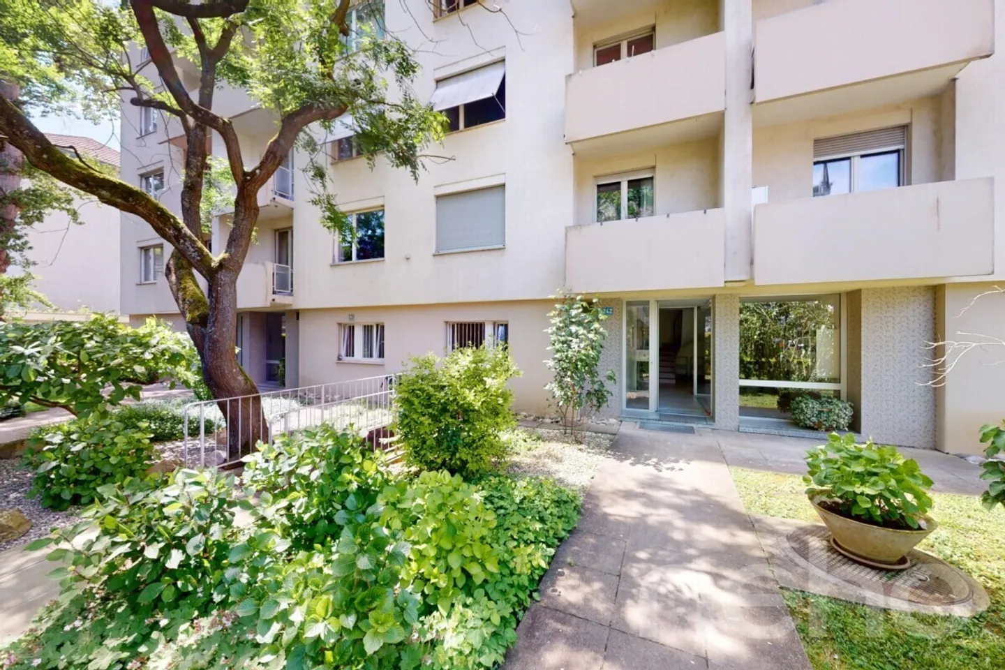 Appartamento 3.5 locali ristrutturato con vista sul verde a Basilea - Foto 3 di 13