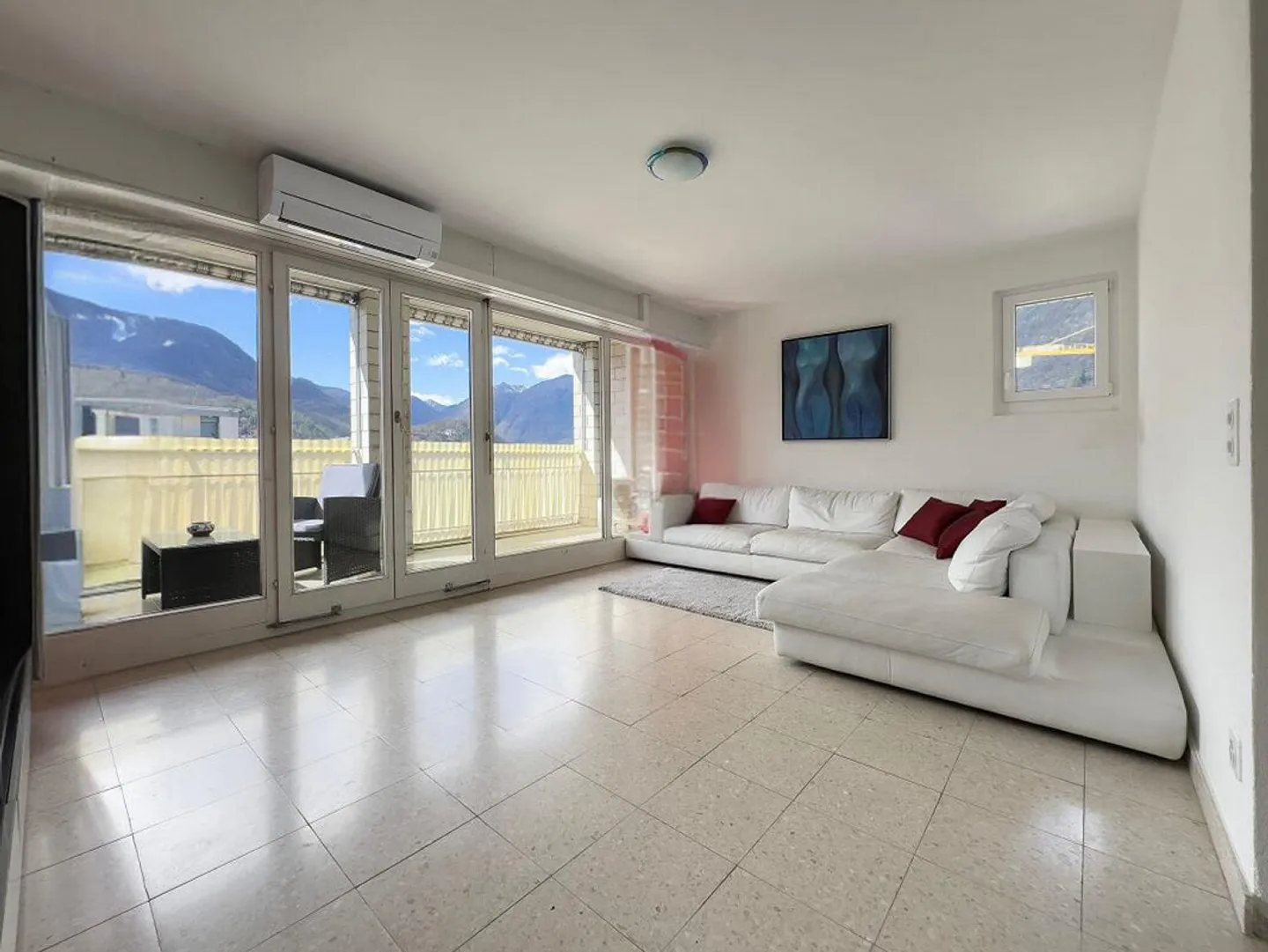 Triplex-Wohnung mit 4 Â½ Zimmern, mit 2 Parkplätzen - Foto 1 von 8