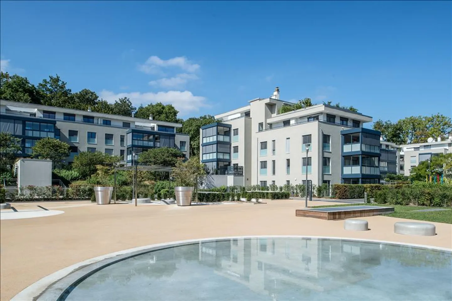 Luxury Apartment with Private Garden - Photo 3 of 8